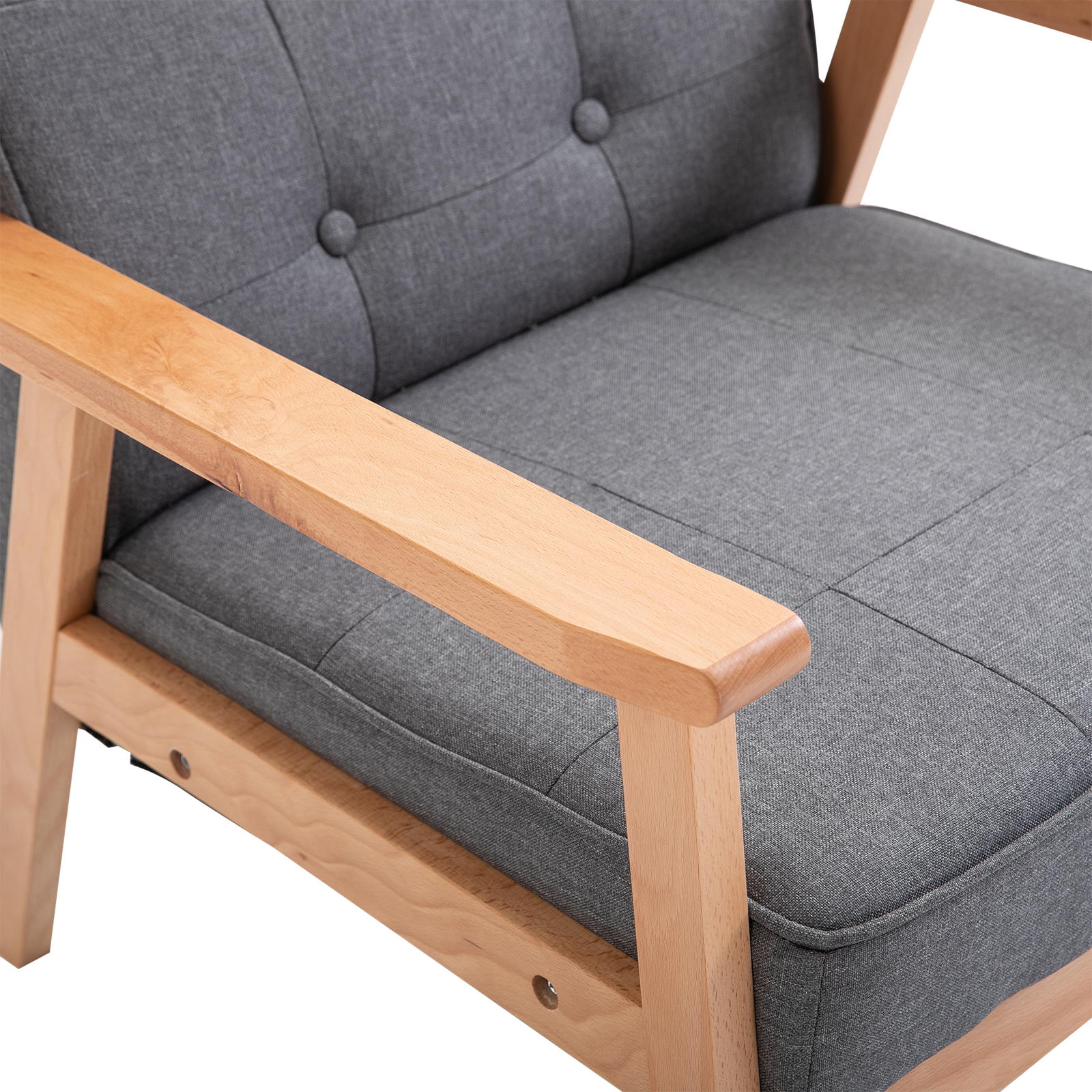 Primo piano di una sedia grigia. Mostra braccioli in legno e un cuscino grigio.