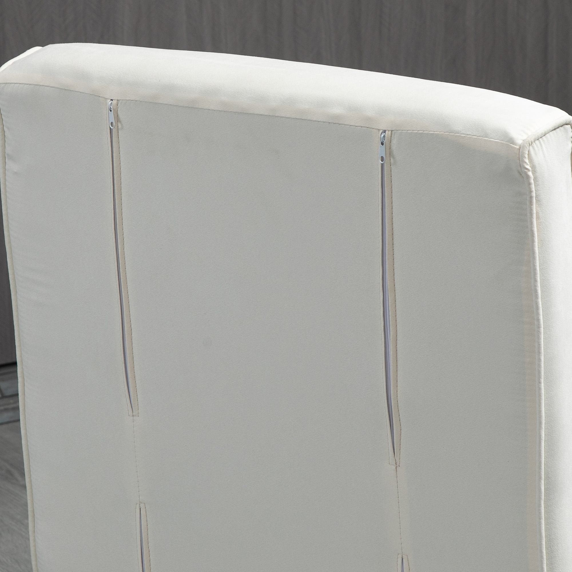 Primo piano di uno schienale bianco con cerniere laterali.