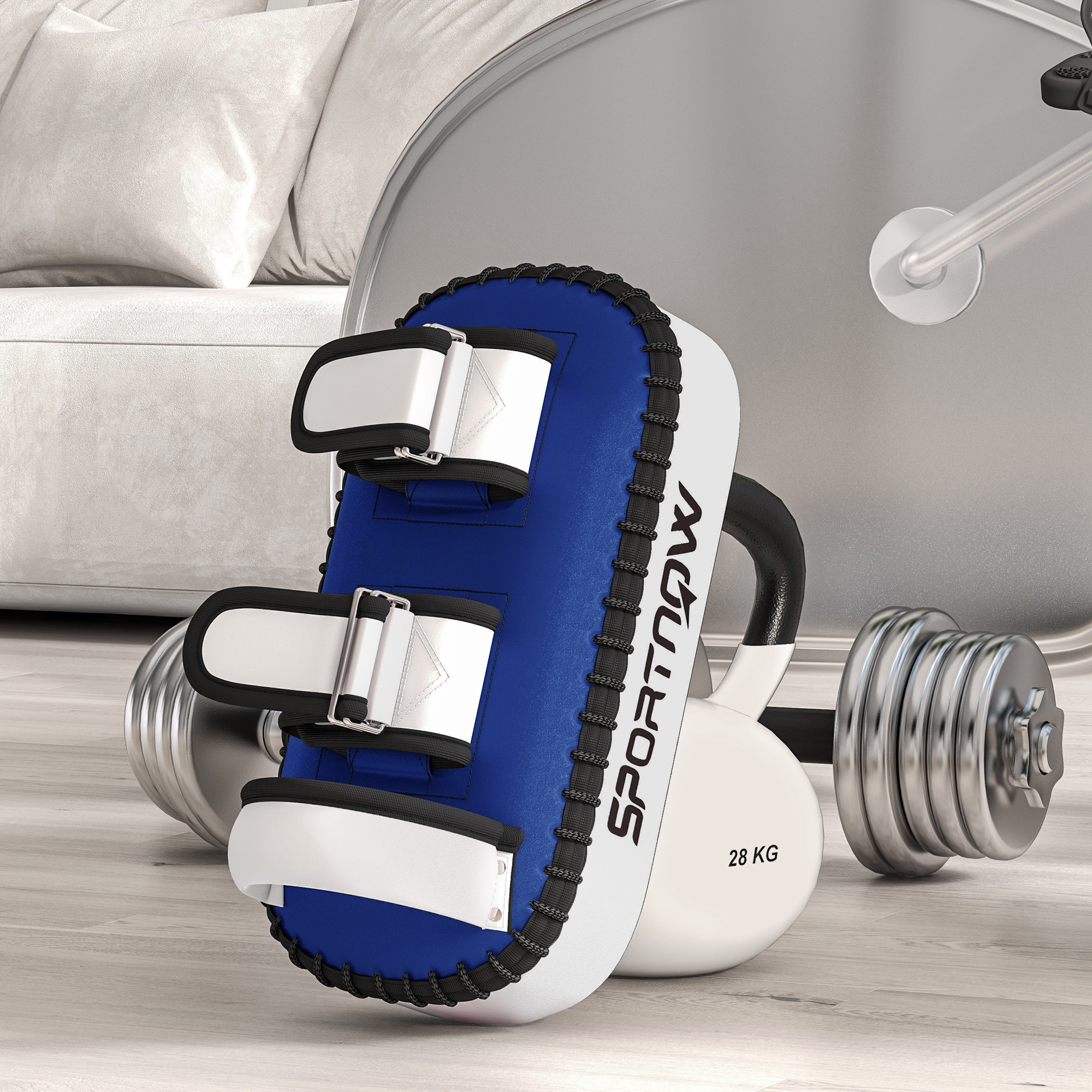 Paracolpi da kickboxing blu e bianco, con cinghie. Vicino a un kettlebell e un peso, su pavimento in legno.