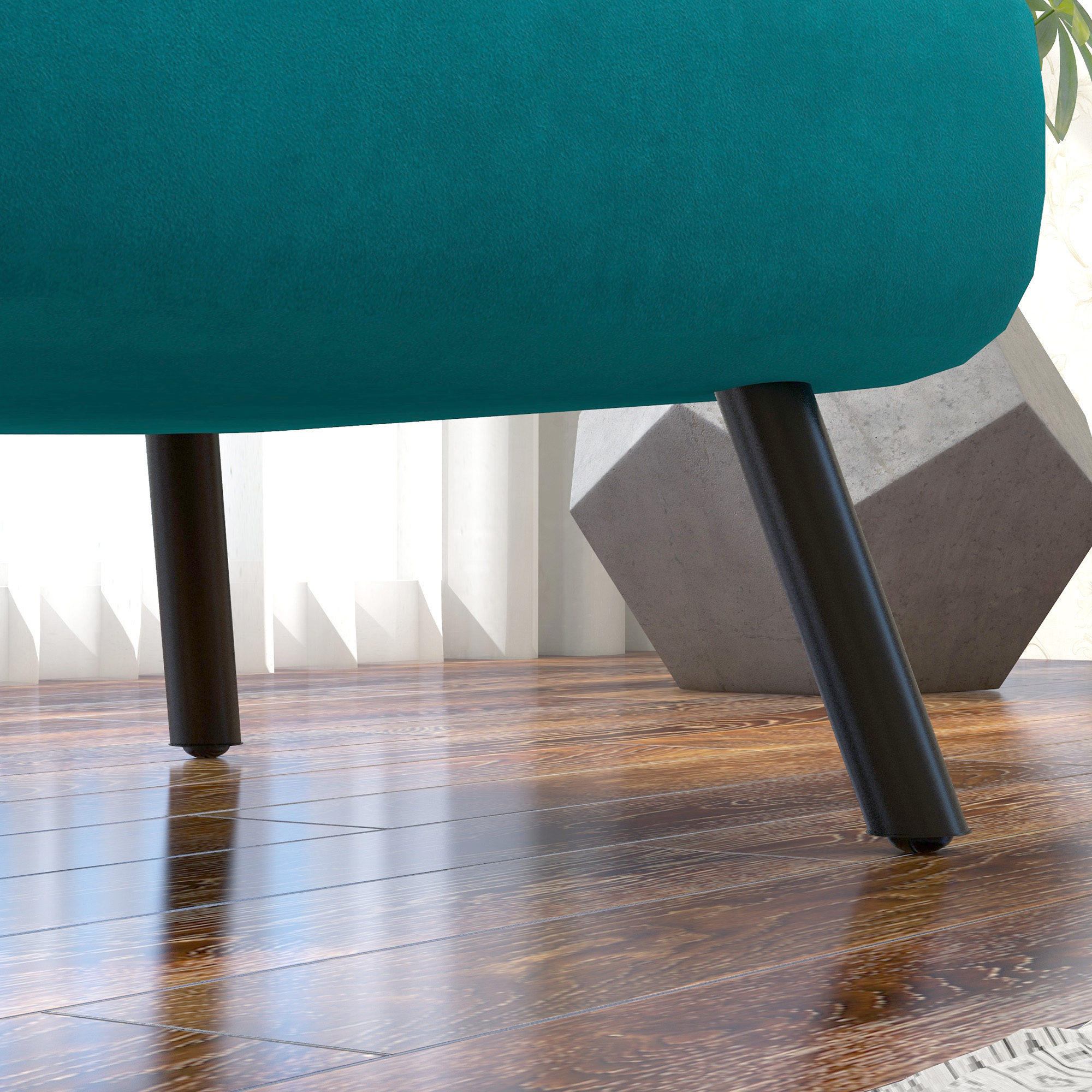 Vista dal basso di una sedia verde acqua con gambe scure. La sedia è su un pavimento in legno, tappeto bianco.