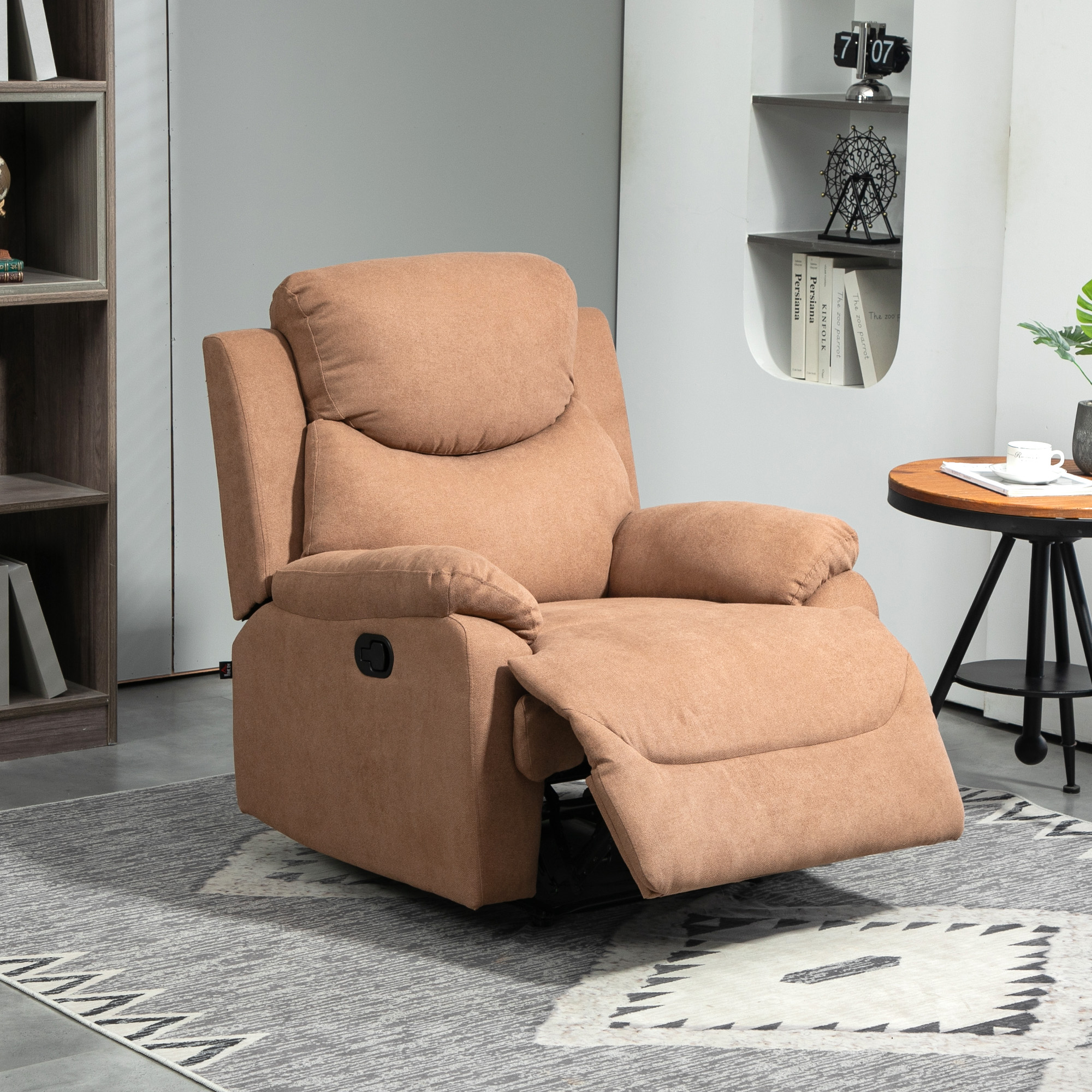 Poltrona reclinabile beige in un soggiorno con tappeto fantasia e tavolino.