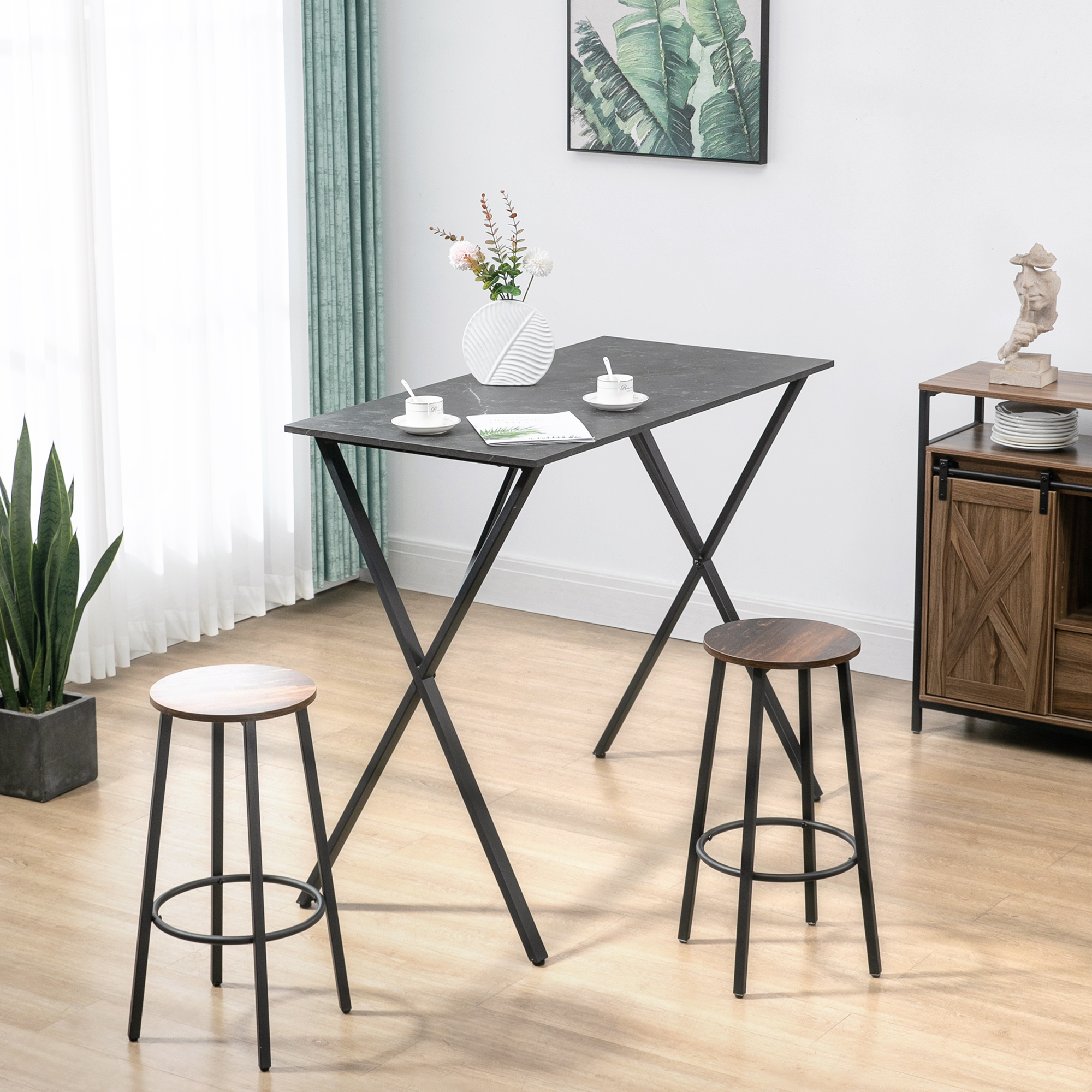 Una zona pranzo con un tavolo nero, due sgabelli e un mobile. Include piante e oggetti decorativi.