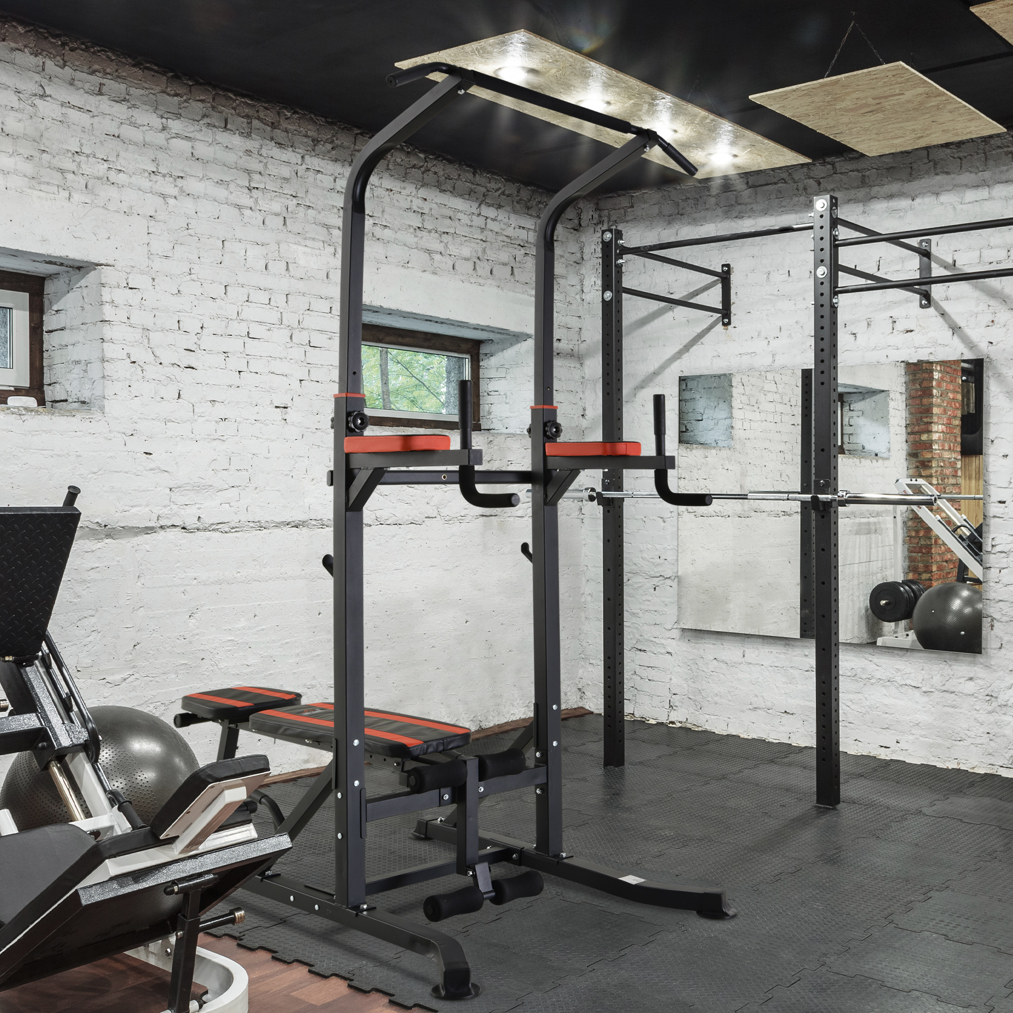 Una palestra con sbarra per trazioni e attrezzature per l'allenamento con i pesi. Muro di mattoni e specchio.