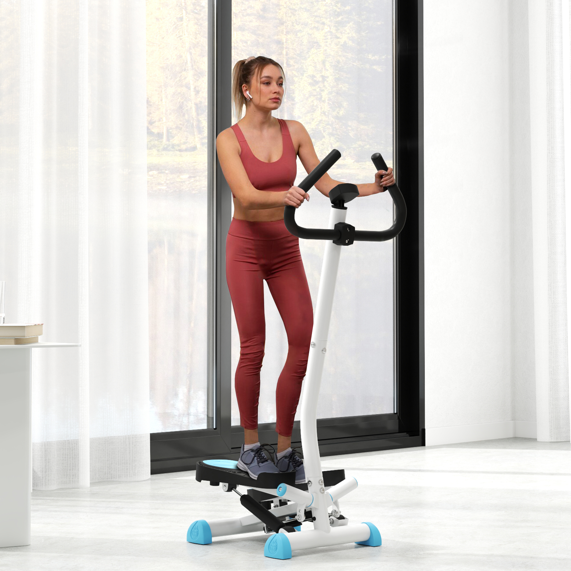 Donna che si esercita su uno stepper. Indossa abiti da allenamento, vicino a una finestra.