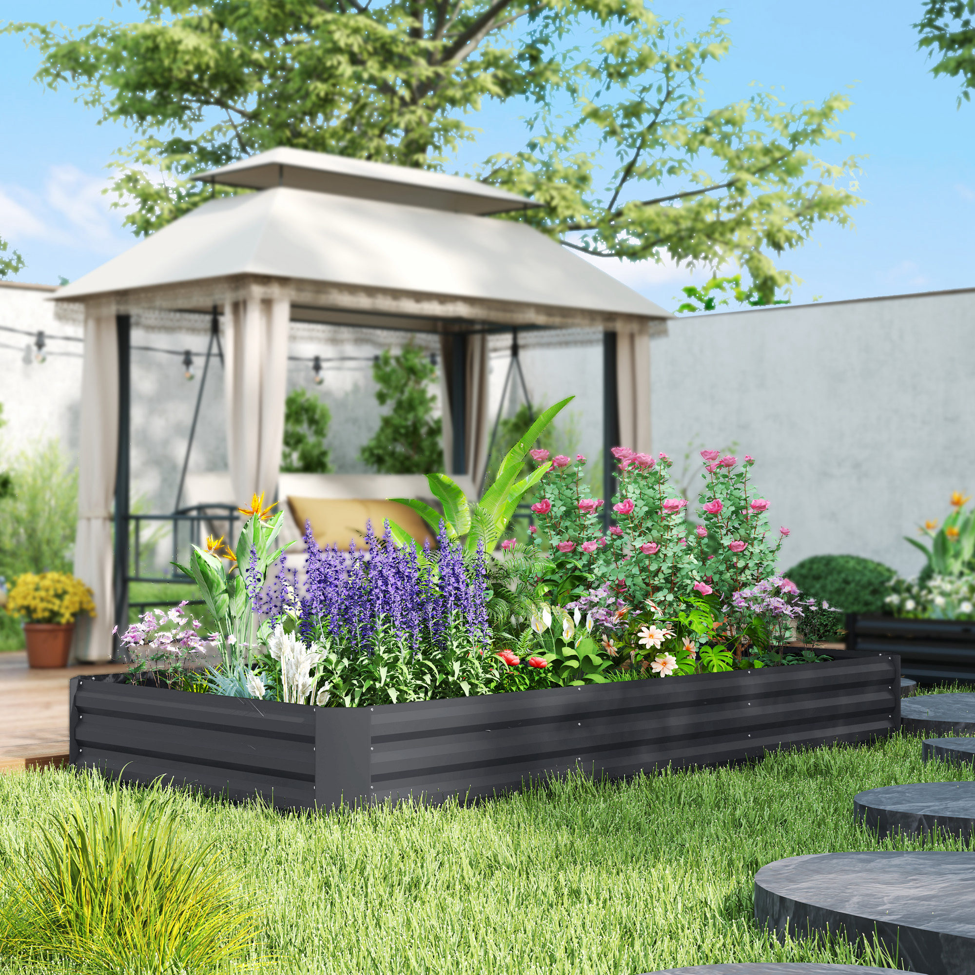 Giardino esterno con aiuola rialzata piena di fiori, gazebo sullo sfondo. Erba verde e giornata di sole.