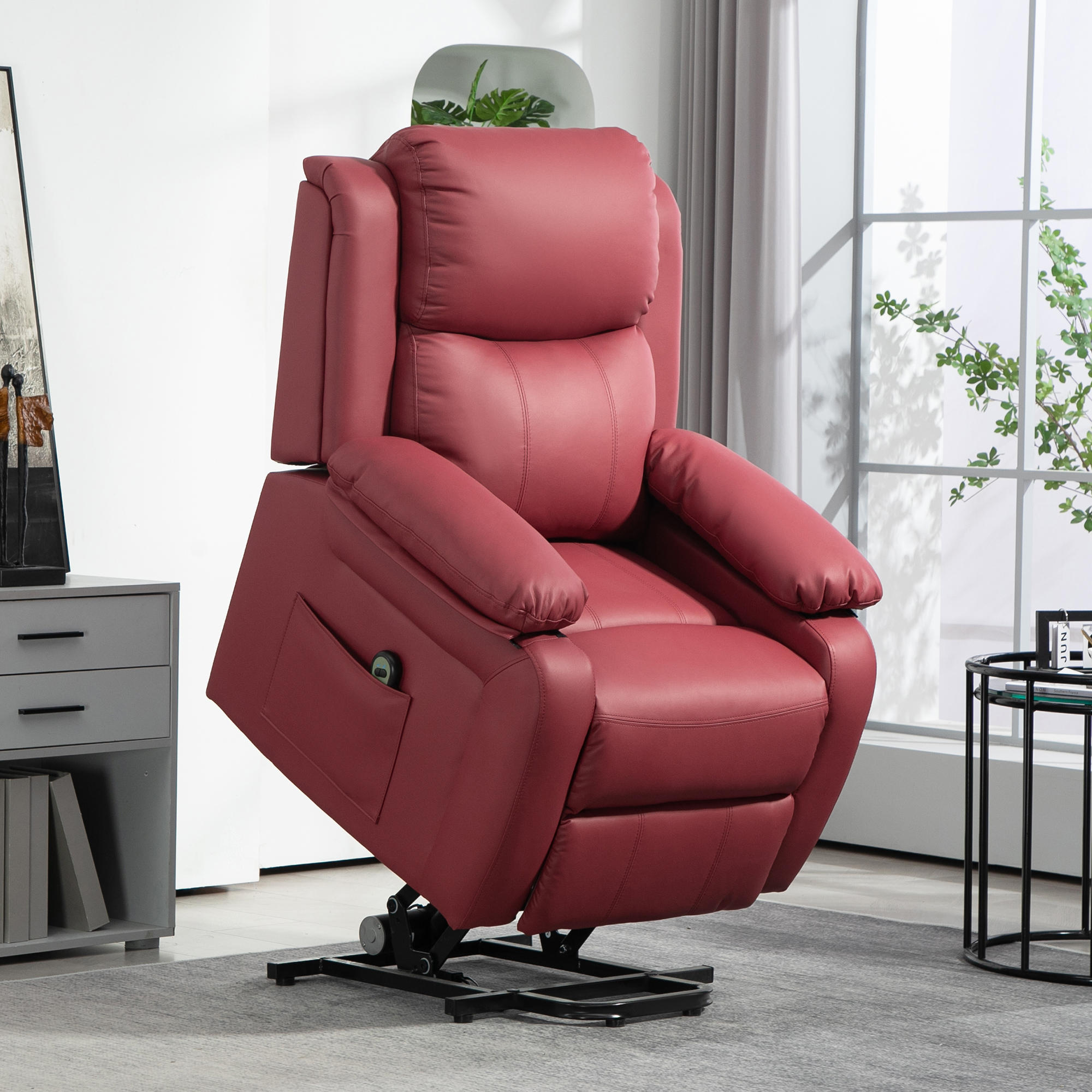 Poltrona reclinabile lift in pelle rossa con dimensioni. La sedia è in una stanza con una finestra.