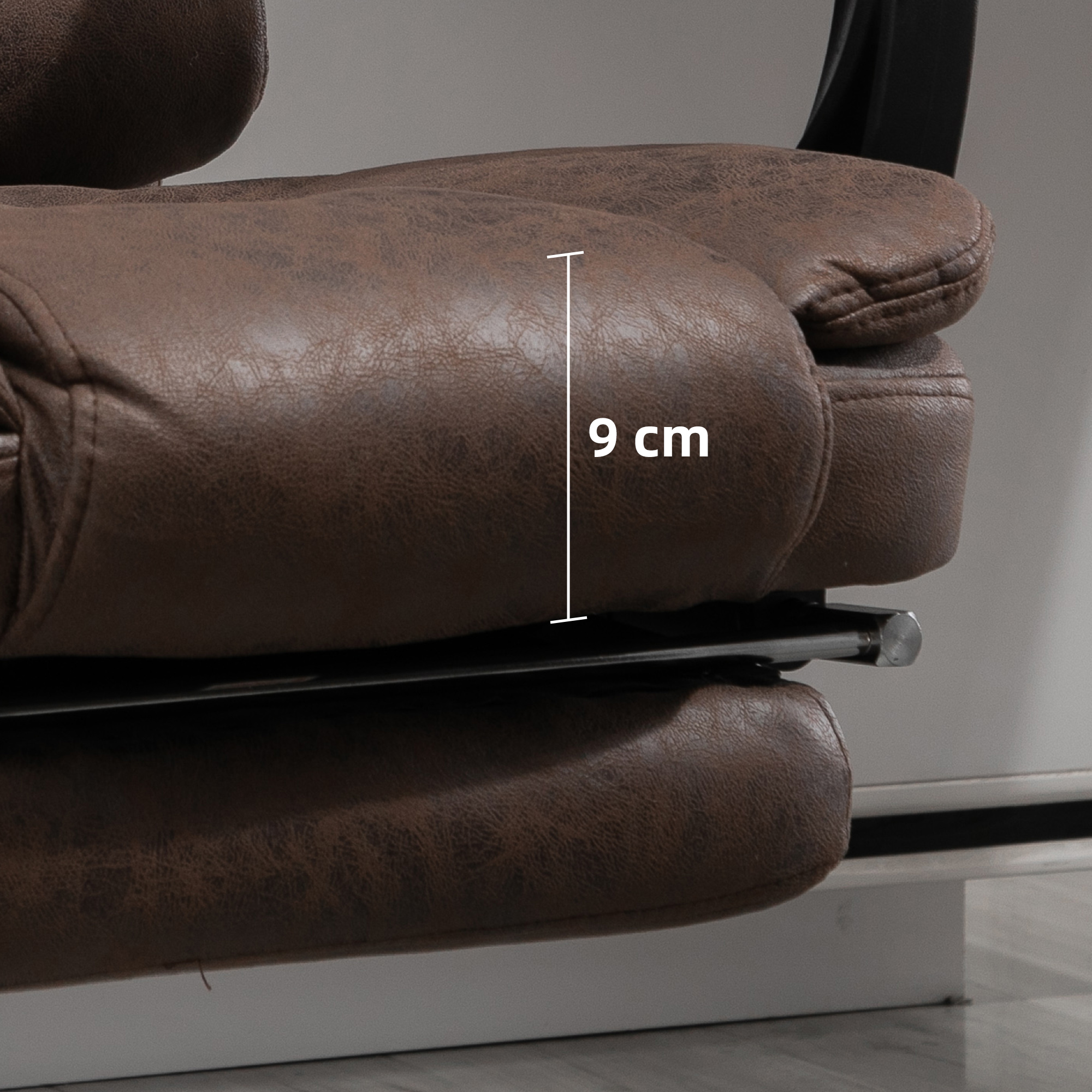 Primo piano di un cuscino per sedia da ufficio marrone, che mostra un indicatore di misurazione di 9 cm.