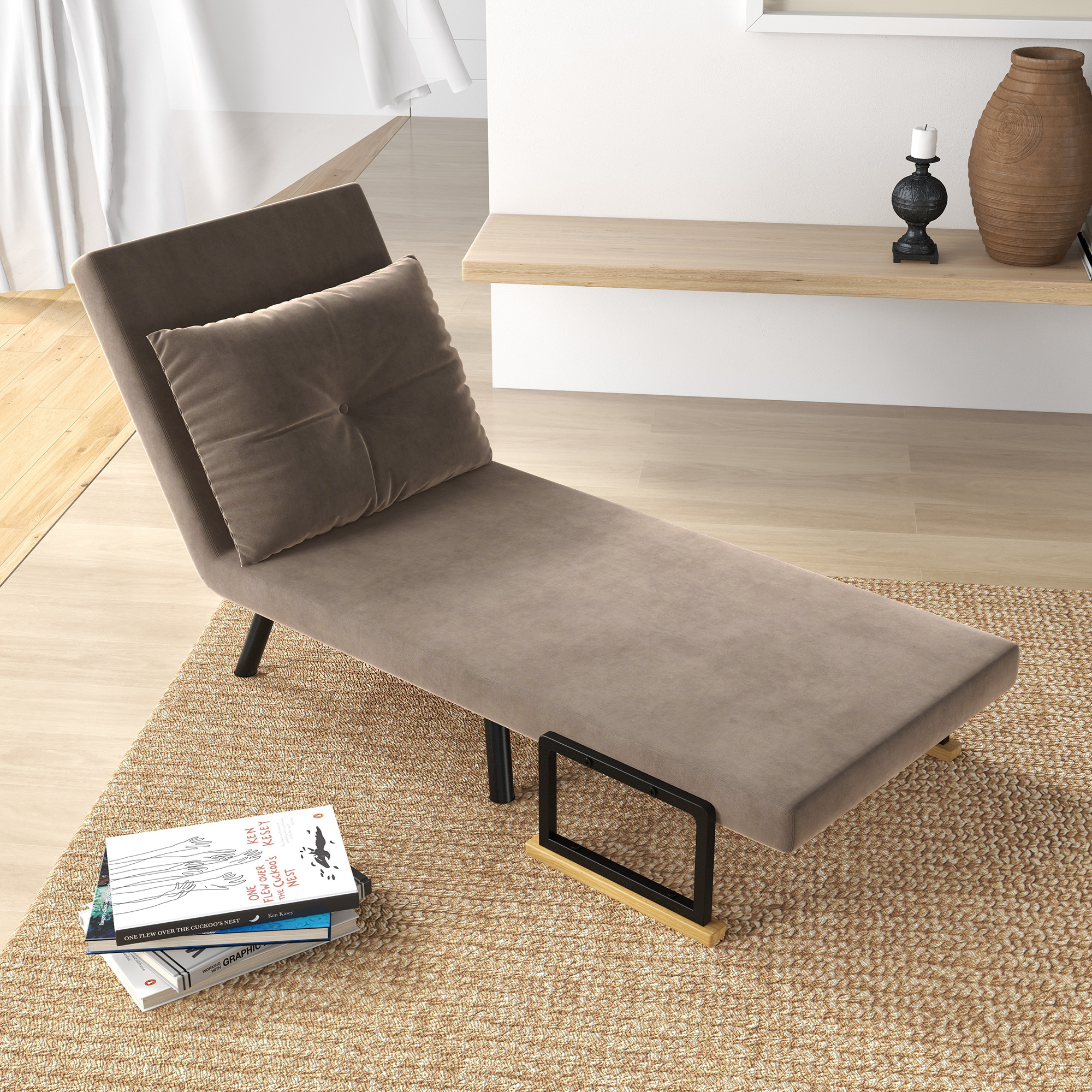 Chaise longue con cuscino marrone e cuscino. Un libro e decorazioni su un tappeto.