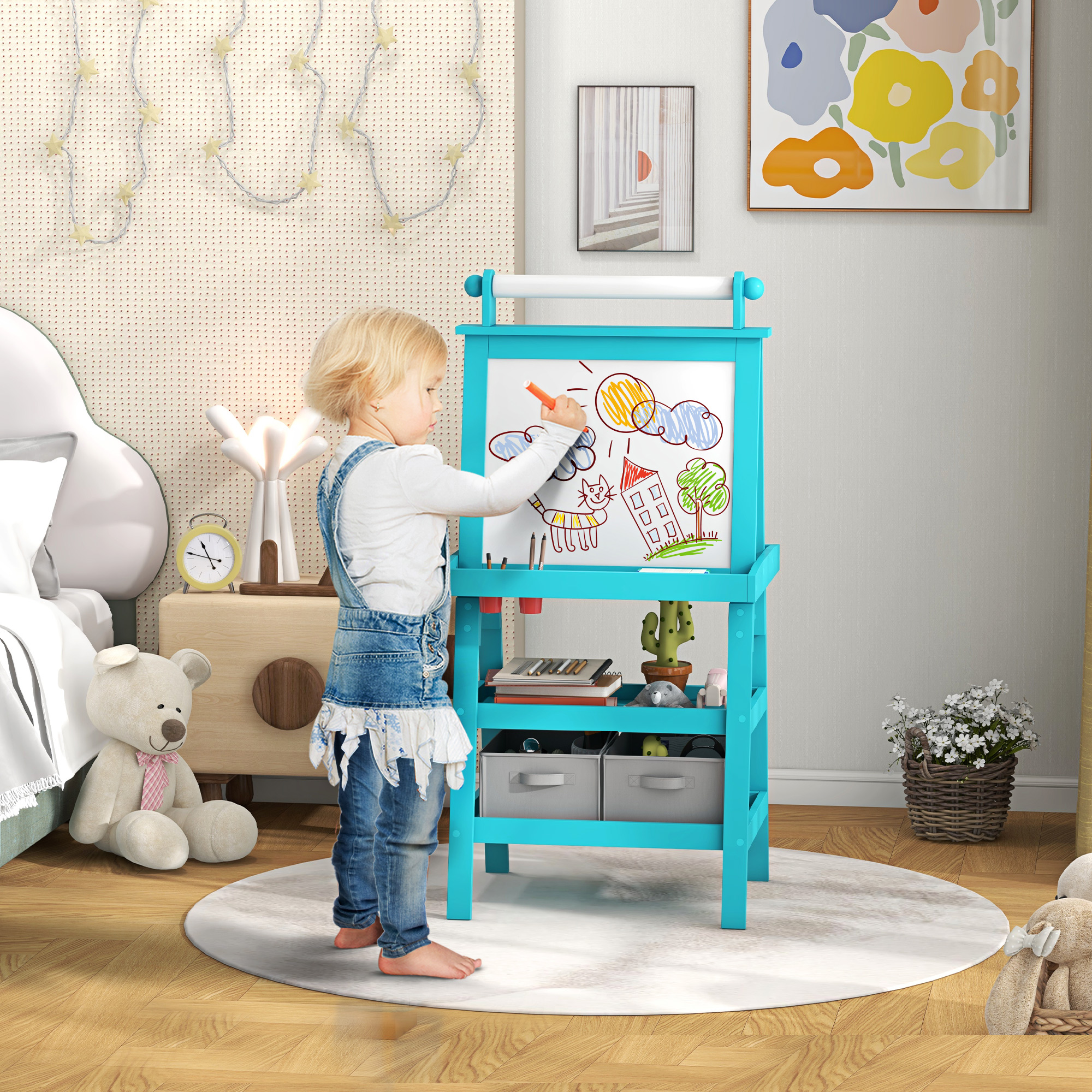 Un bambino disegna su un cavalletto blu con disegni colorati.