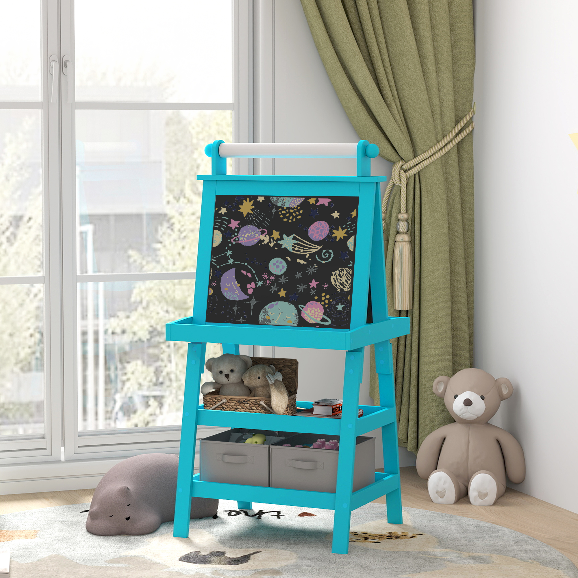 Cavalletto blu per bambini con giocattoli. Finestra con tende e orsacchiotto nell'angolo.