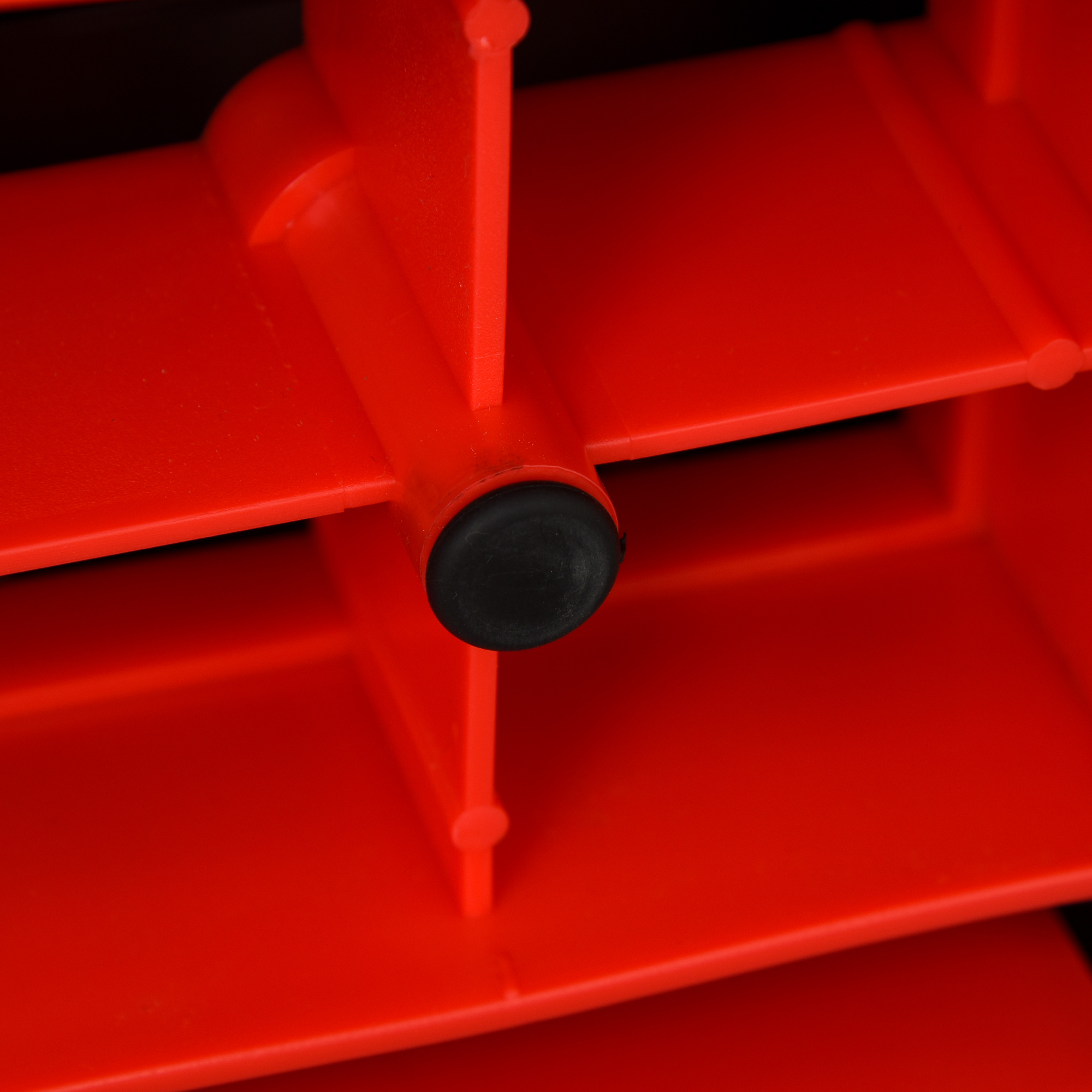 Primo piano di prese d'aria in plastica rossa con un tappo di gomma nero.