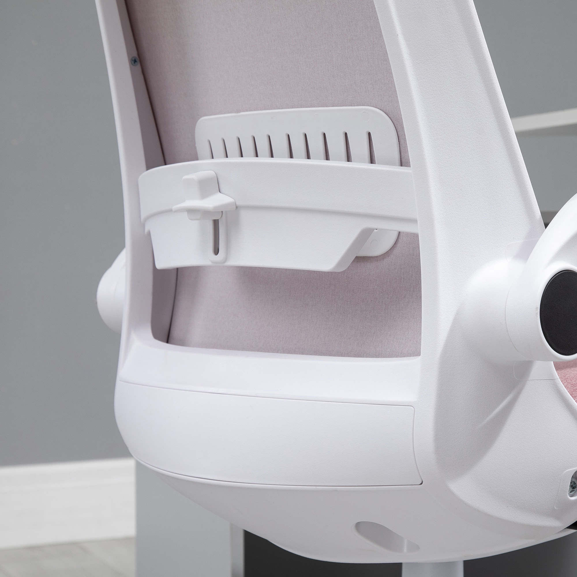 Schienale di sedia da ufficio bianca con supporto bianco e tessuto rosa.