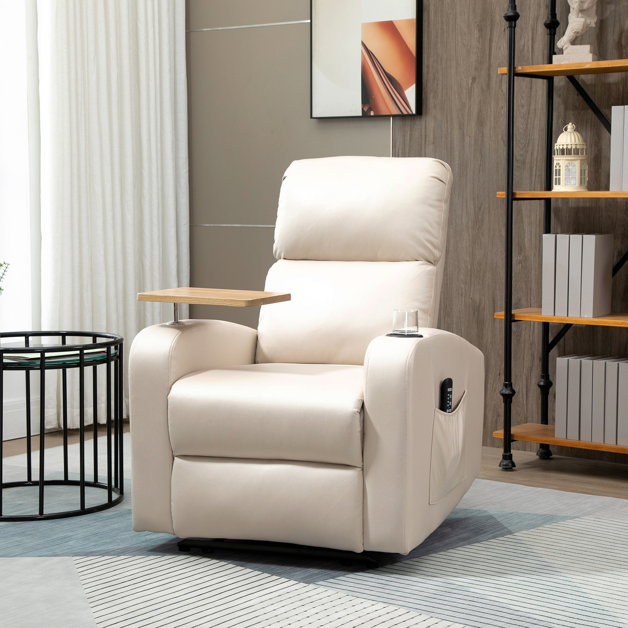 Sillón reclinable crema con bandeja lateral y bolsillo. Mesa y estanterías negras. Pared y alfombra blancas.