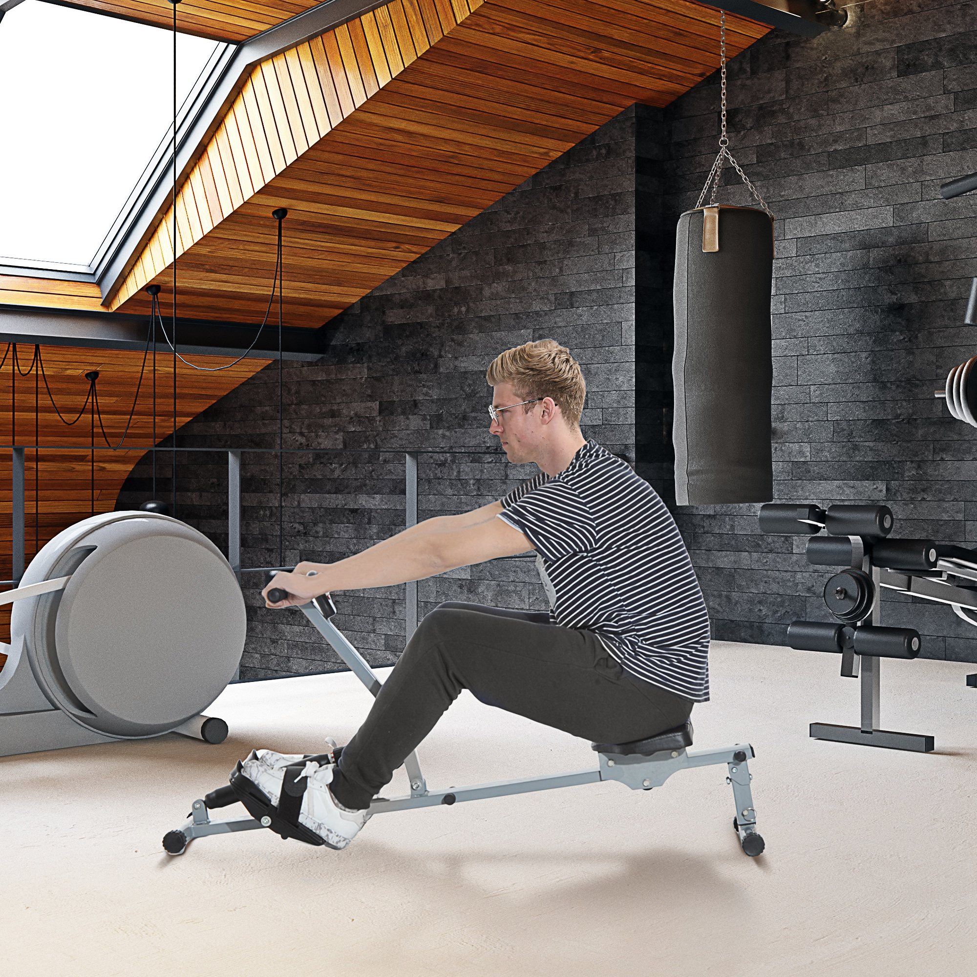 Uomo in palestra su un vogatore. Soffitto in legno, parete scura e altre attrezzature sullo sfondo.