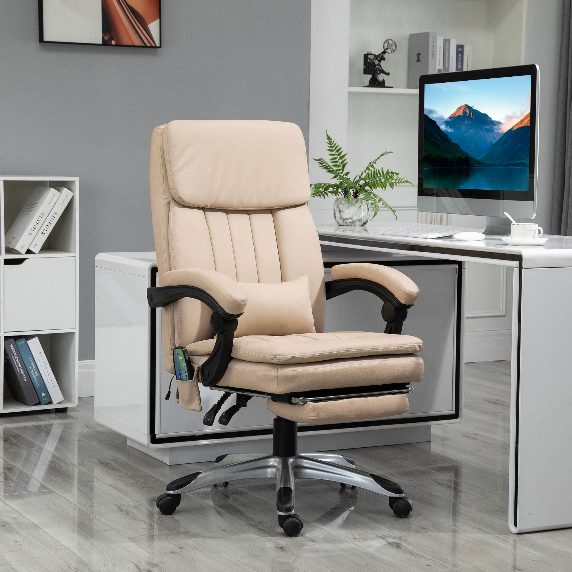 Sedia da ufficio in pelle beige con poggiagambe. Monitor, scrivania e decorazioni sullo sfondo.