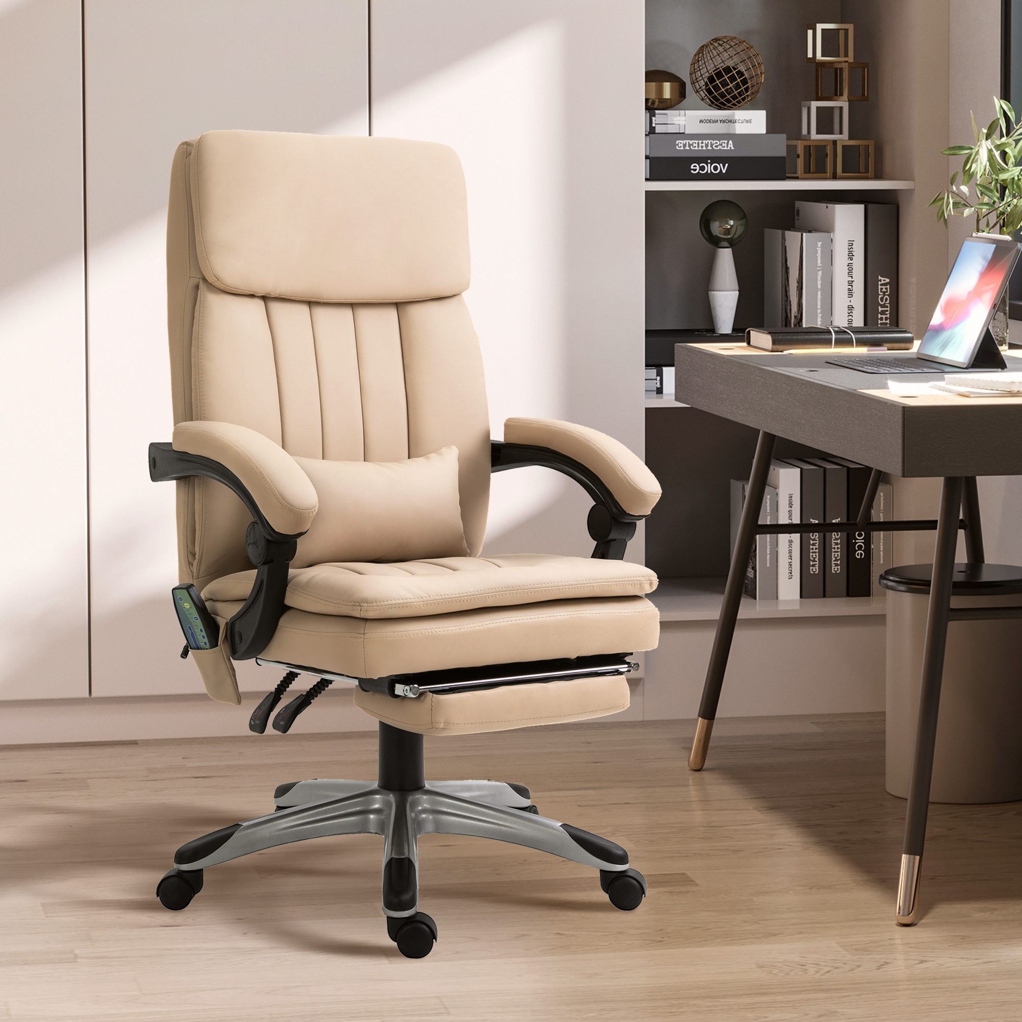 Sedia da ufficio beige con poggiapiedi e cuscino lombare, dimensioni non mostrate.