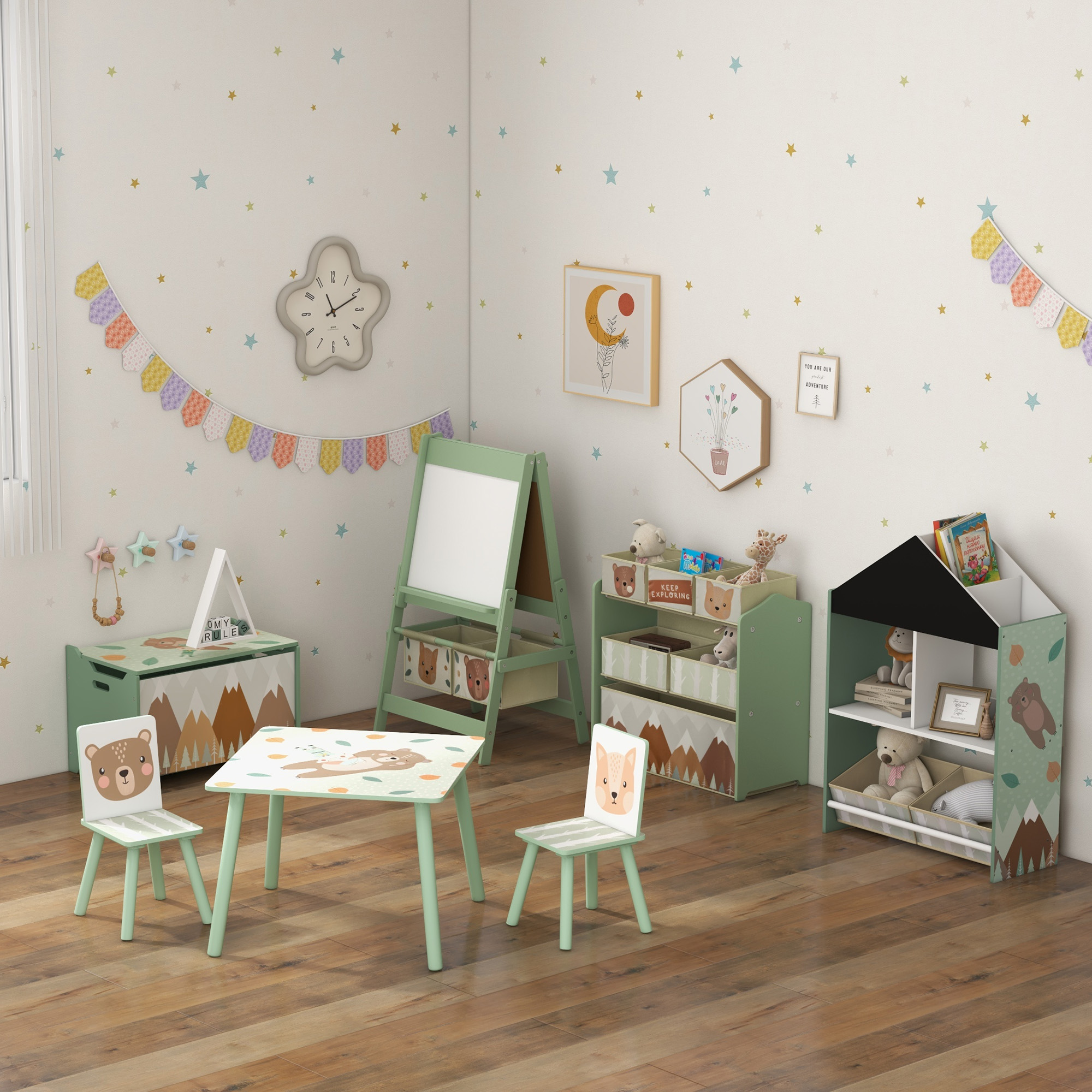 Una cameretta con tavolo, sedie, contenitori per giocattoli ed elementi decorativi a tema bosco. Muro con stelle.