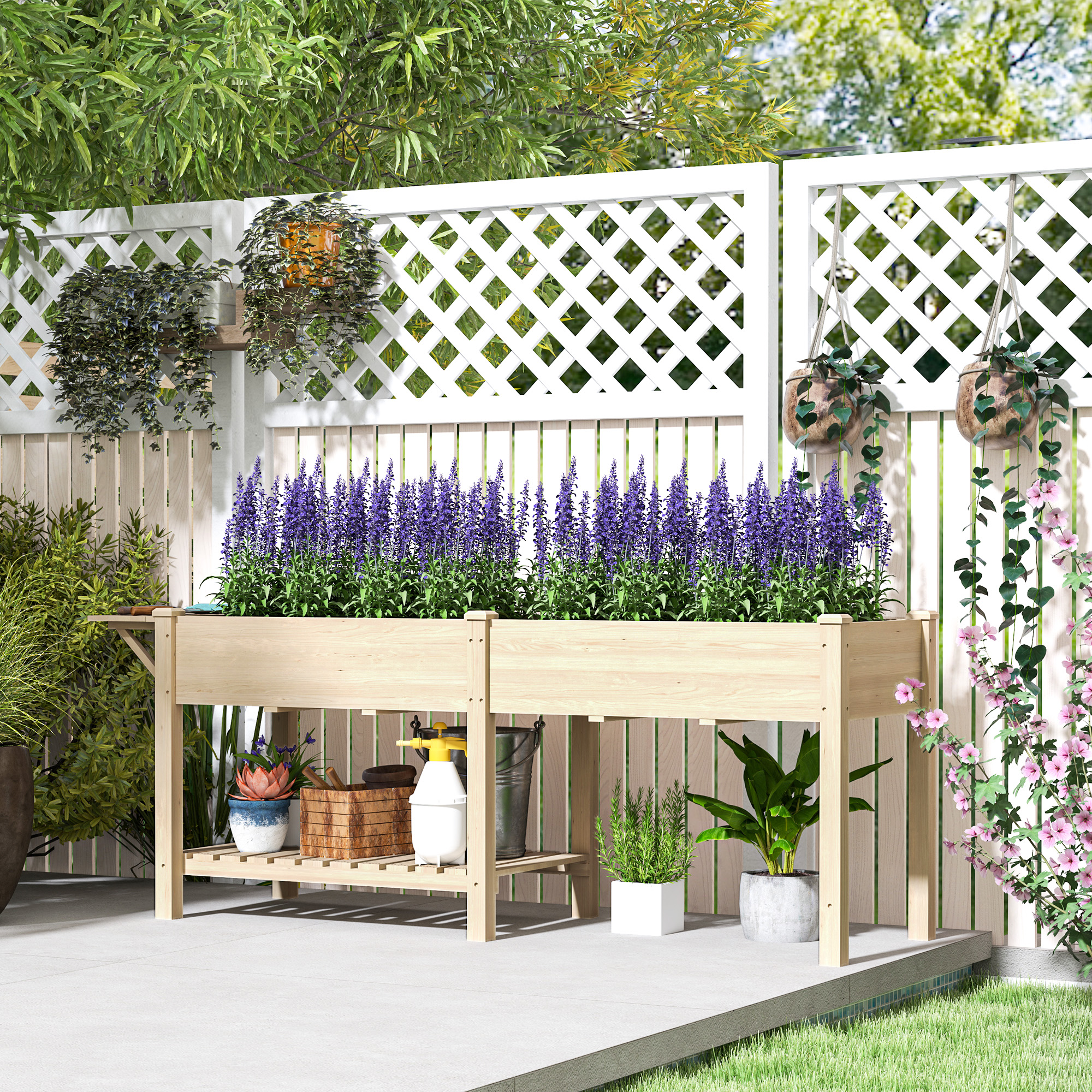 Fioriera in legno per esterni con fiori viola, con recinzione bianca sullo sfondo.