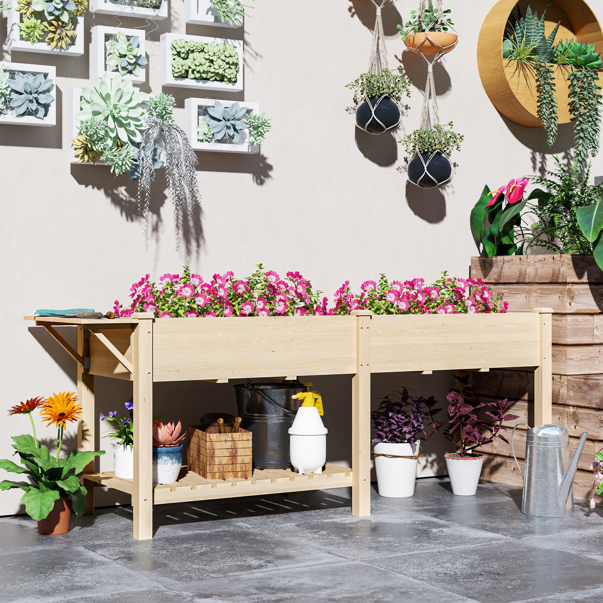 Fioriera in legno con fiori rosa, con altre piante e attrezzi sul terreno e sulla parete.
