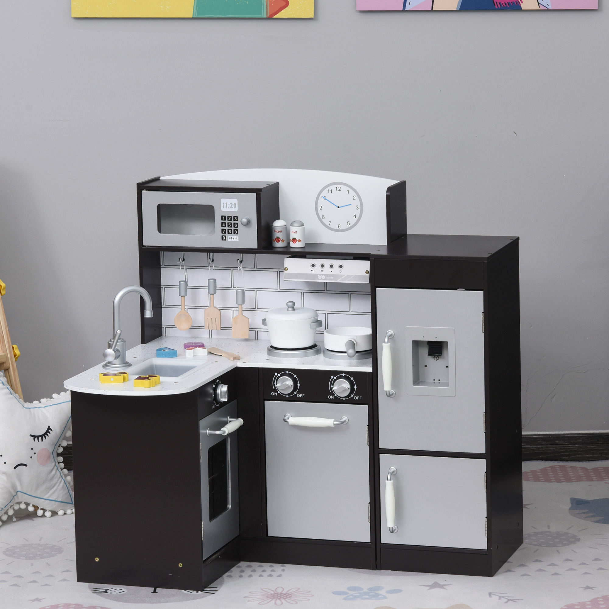 Una cucina giocattolo in legno con elettrodomestici. Ha un microonde e un frigorifero.