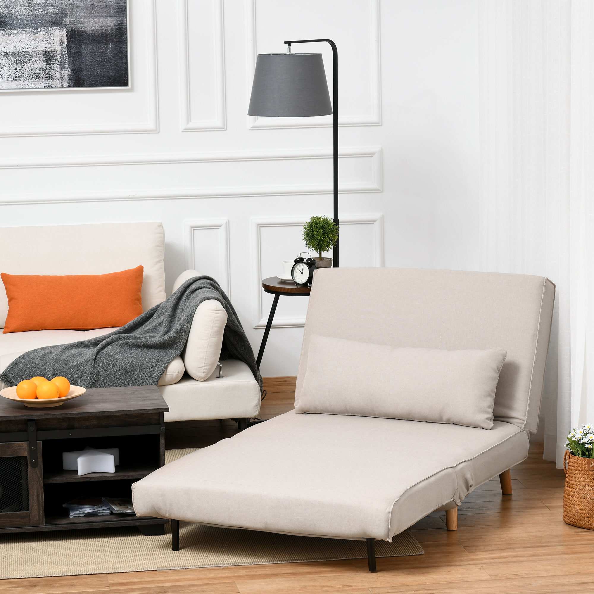 Scena di soggiorno con chaise longue beige, divano, lampada, tavolino e decorazioni.