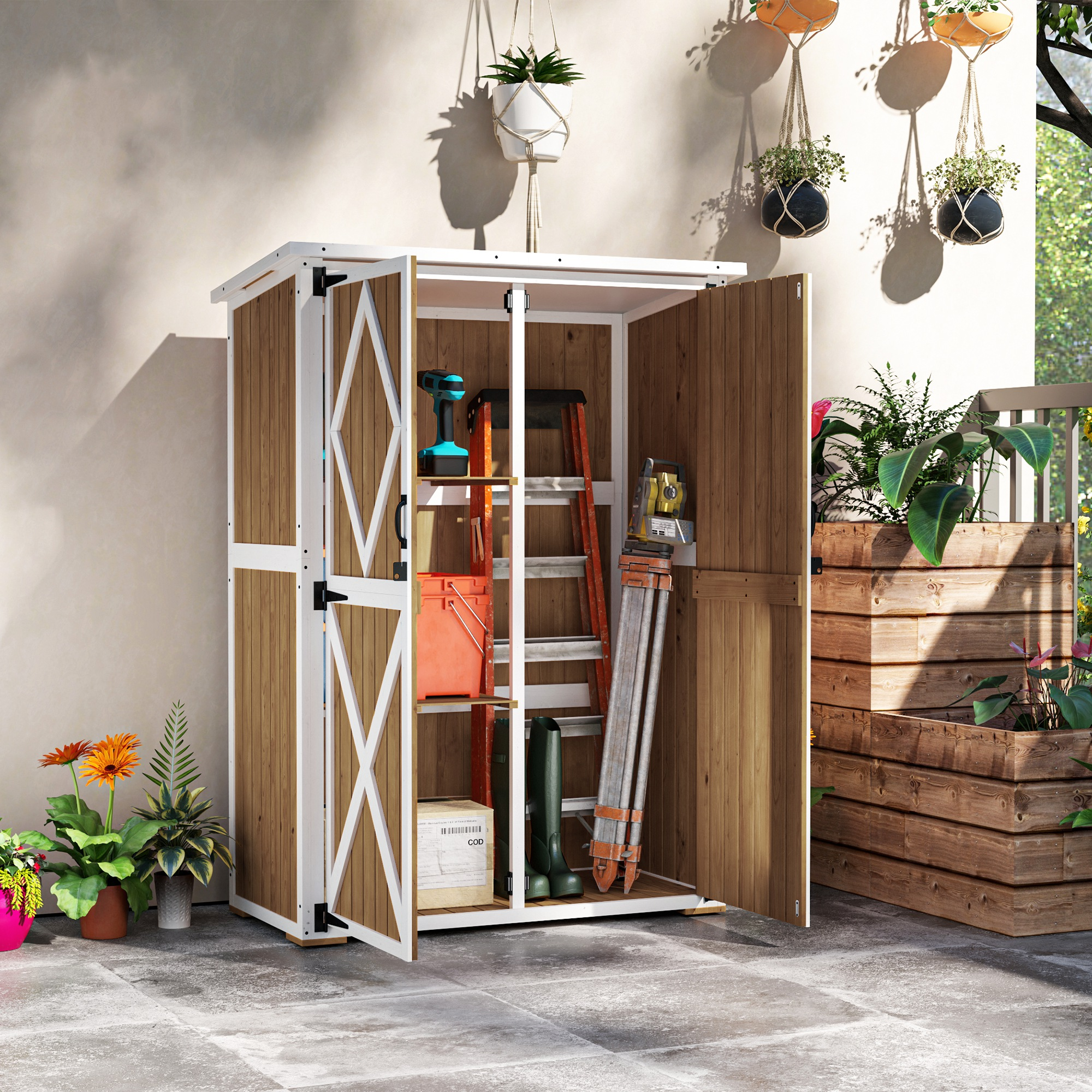 Capanno porta attrezzi da esterno in legno con porte aperte. L'interno include attrezzi e articoli da giardinaggio.