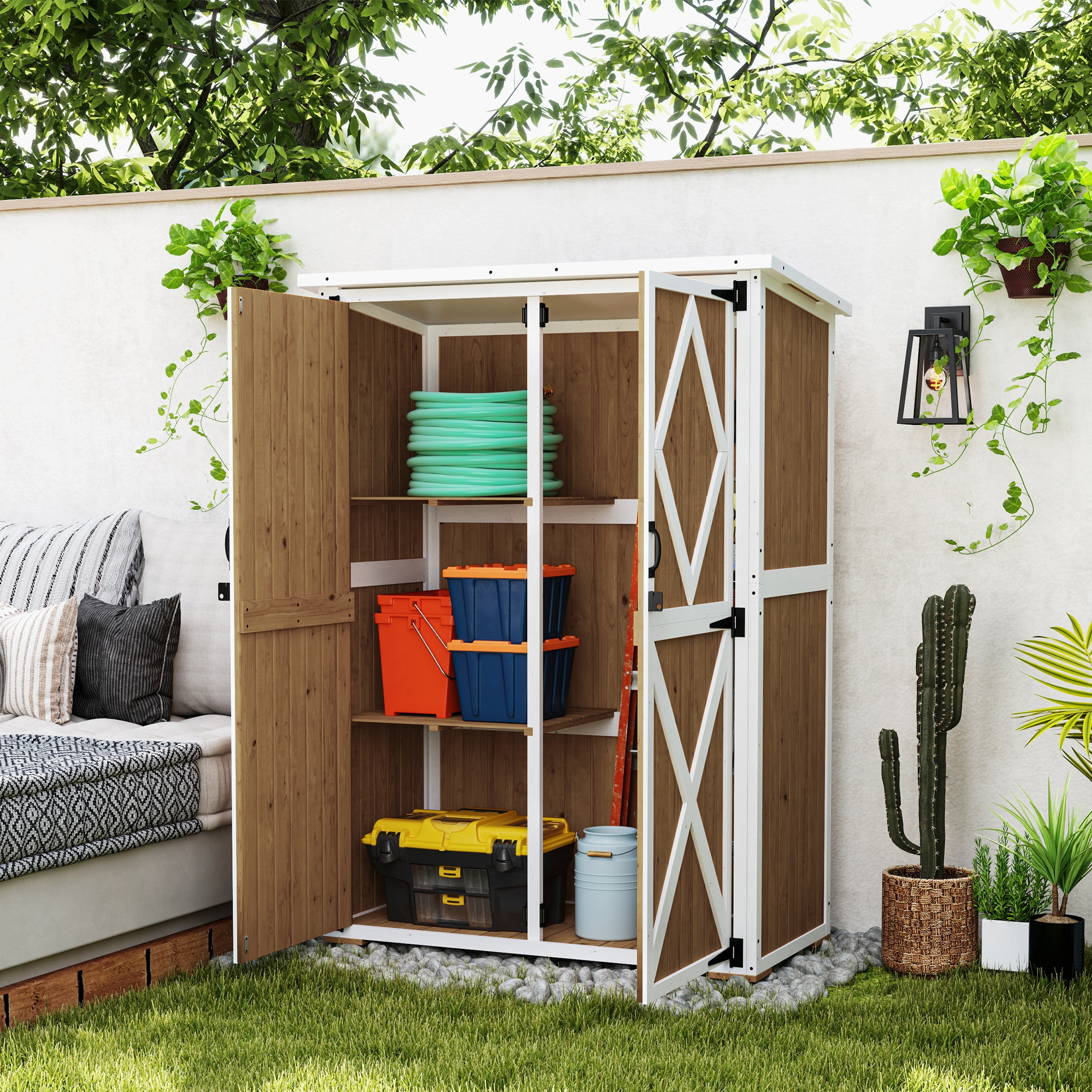 Capanno portaoggetti esterno con porte aperte, che mostra ripiani con attrezzi e forniture, erba verde.