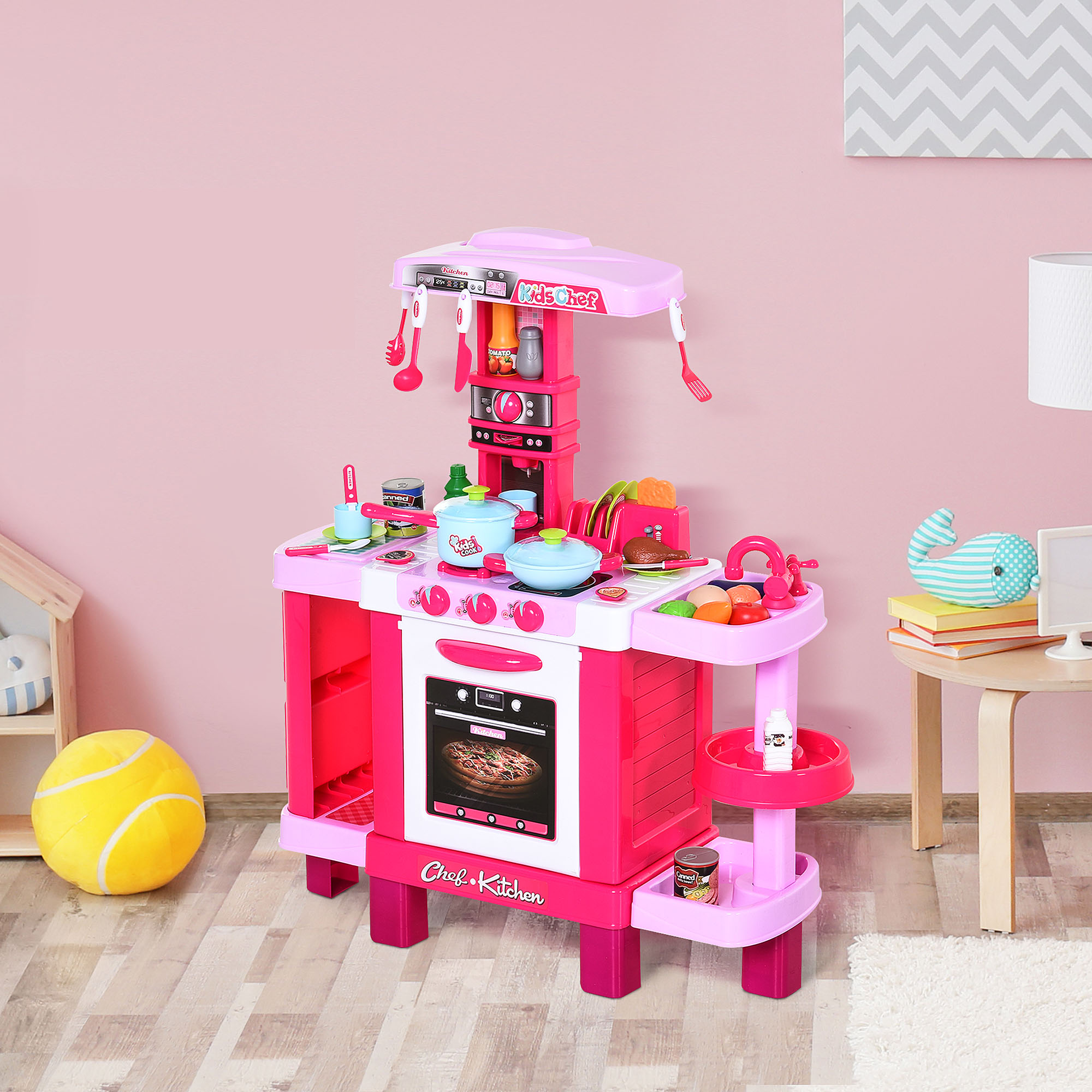 Set da cucina giocattolo rosa e rosso con vari accessori, ambientato in una stanza rosa.