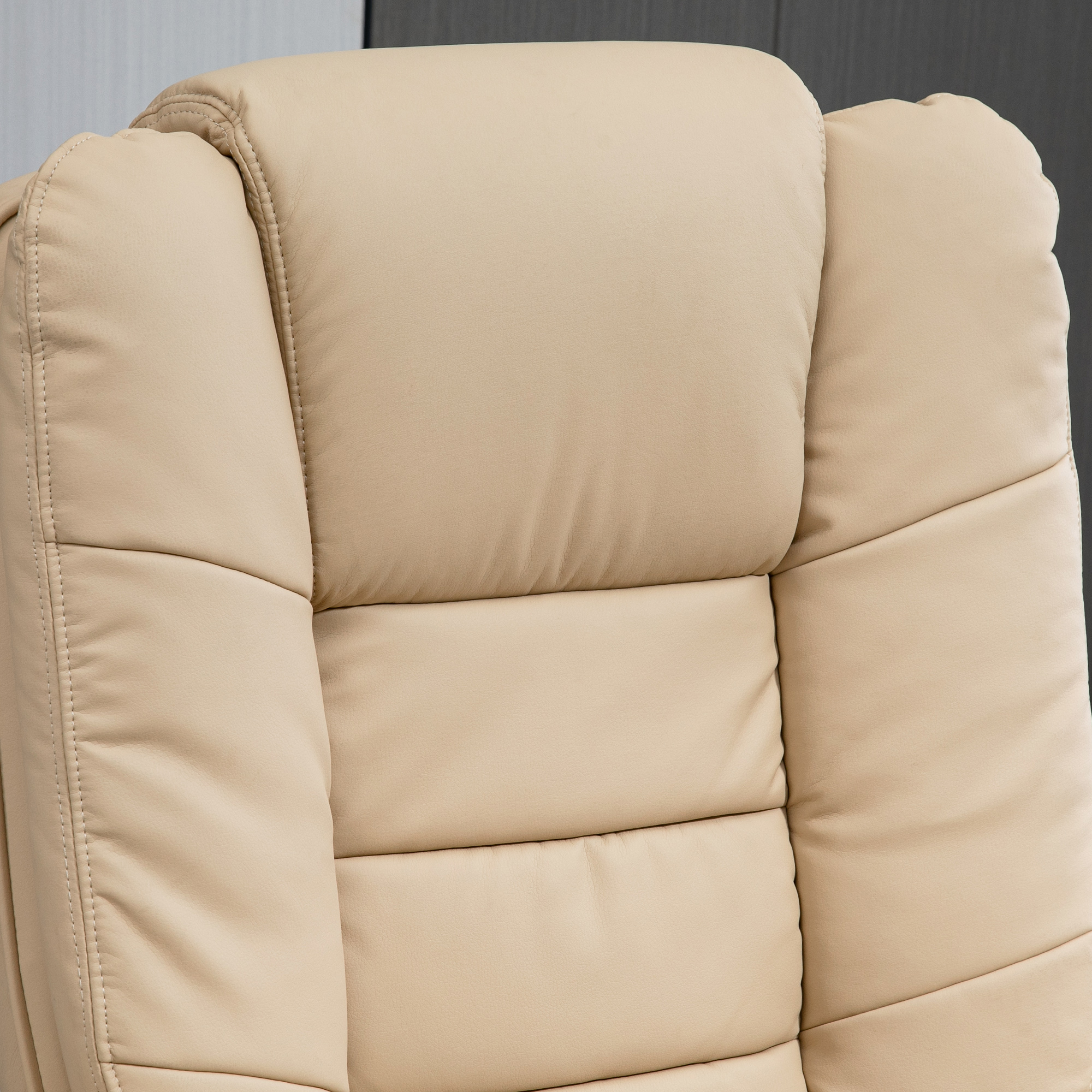 Primo piano dello schienale di una sedia da ufficio beige. La sedia è in pelle.