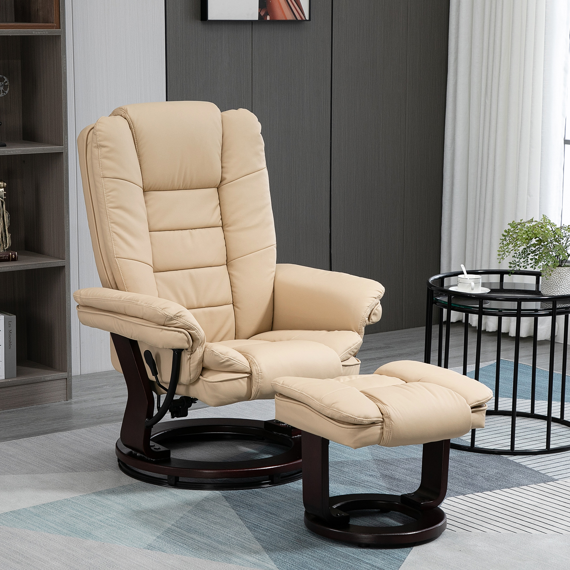 Poltrona reclinabile beige con poggiapiedi. Base e telaio in legno marrone scuro. Tappeto blu e tavolino.