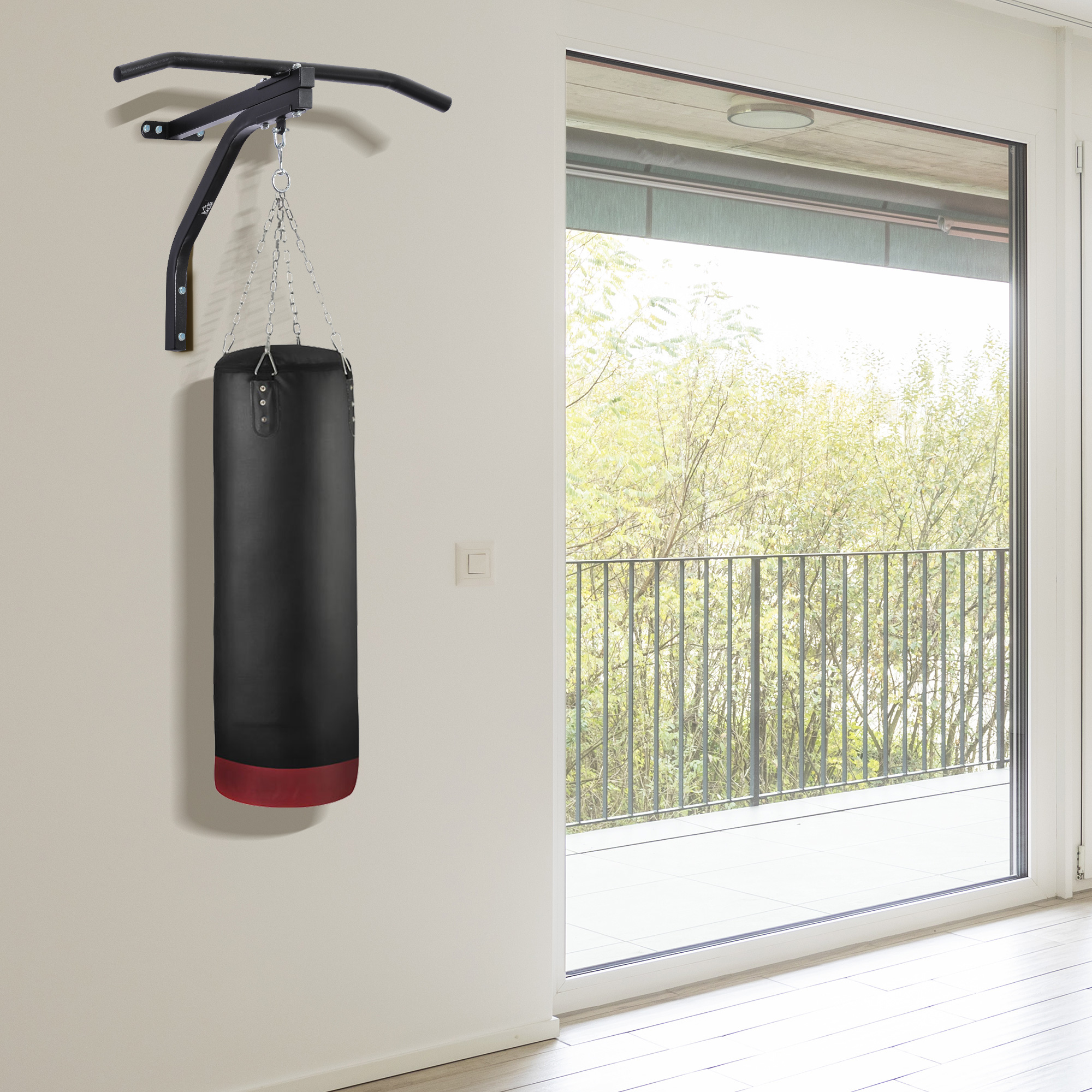 Sacco da boxe nero e barra per trazioni montati a parete, in un ambiente.
