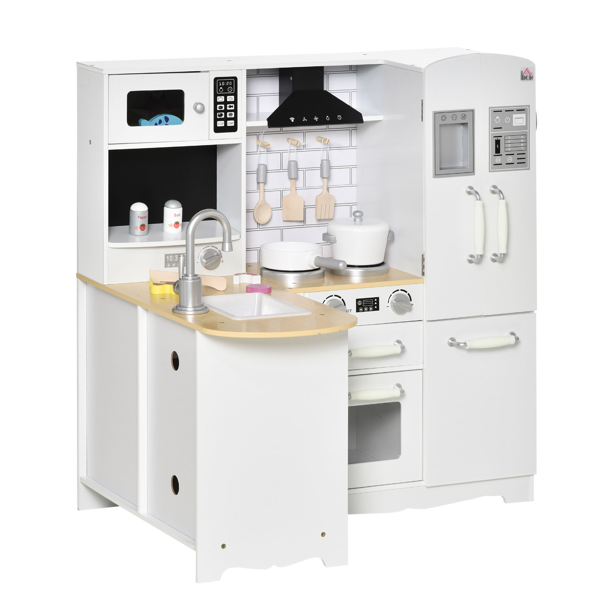 Set cucina giocattolo bianco con microonde, fornello, lavandino, frigorifero e utensili. Isolato su bianco.