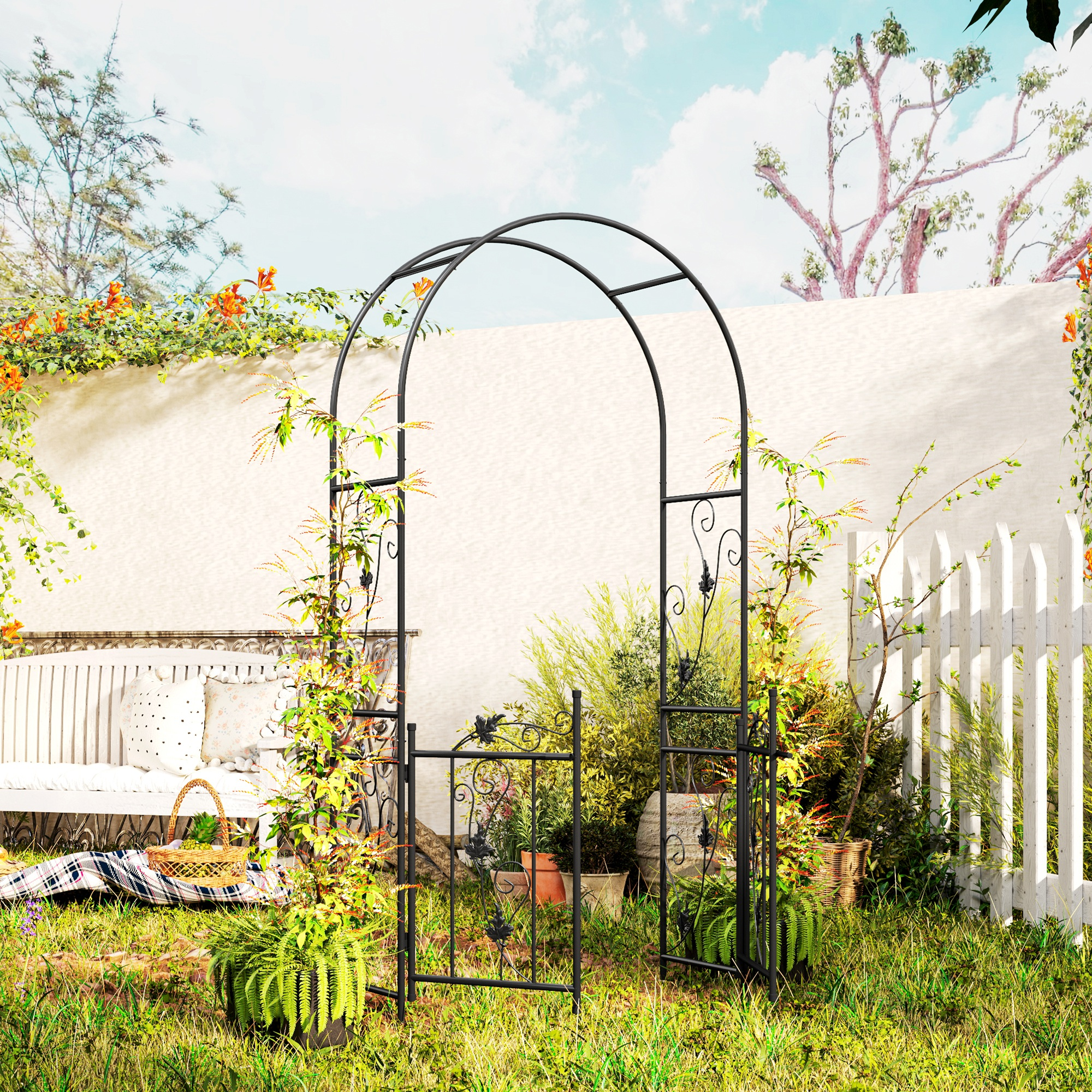 Arco da giardino in metallo nero con piante rampicanti. Una panchina e una recinzione sullo sfondo.