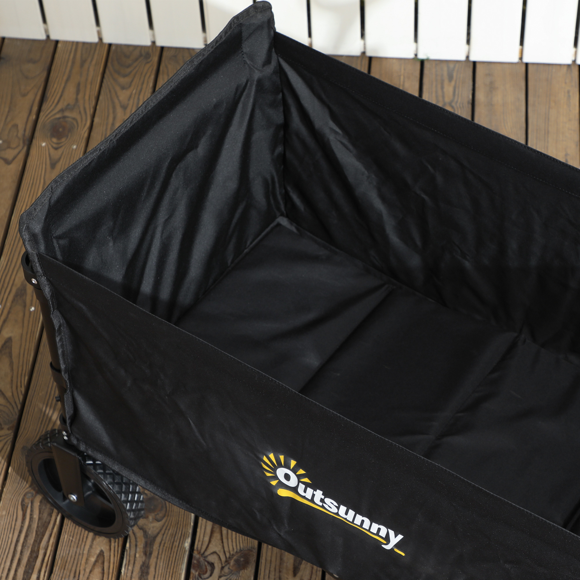 Carrello nero, logo Outsunny, ruote nere, su pavimento in legno, sfondo bianco.