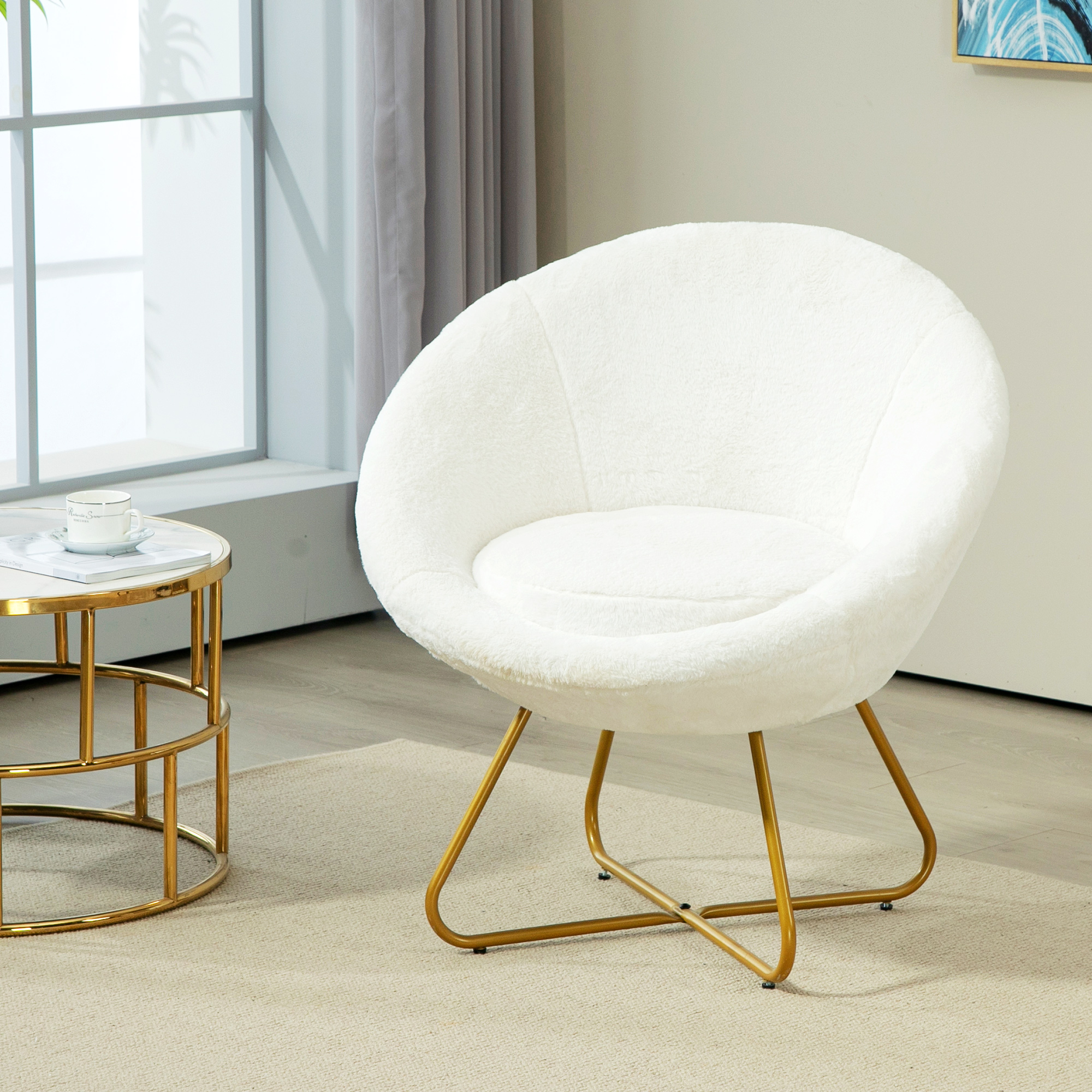 Sedia rotonda bianca con gambe dorate. Tappeto beige, tavolino e finestra.