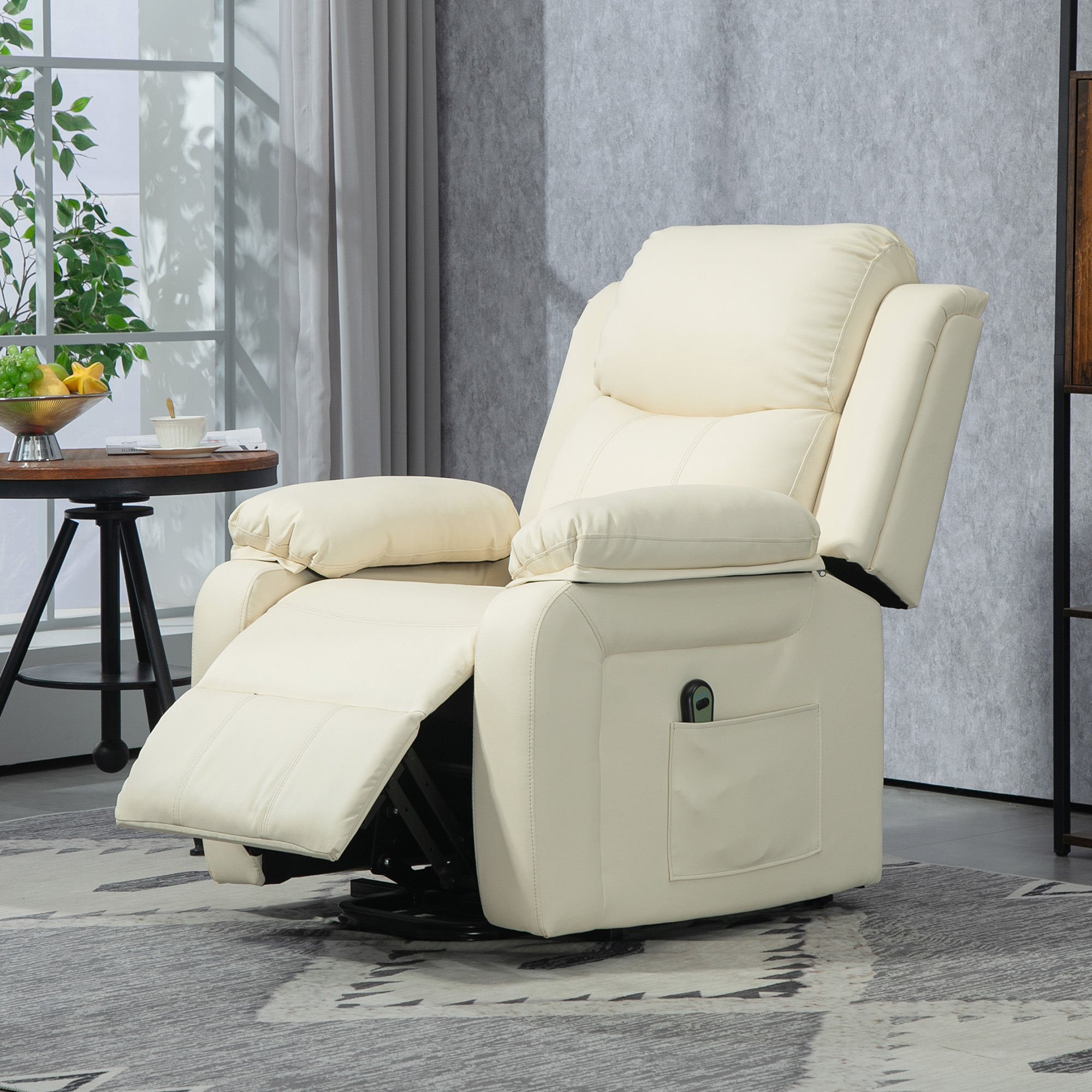 Poltrona reclinabile in pelle color crema con tasca laterale e ambiente interno chiaro.