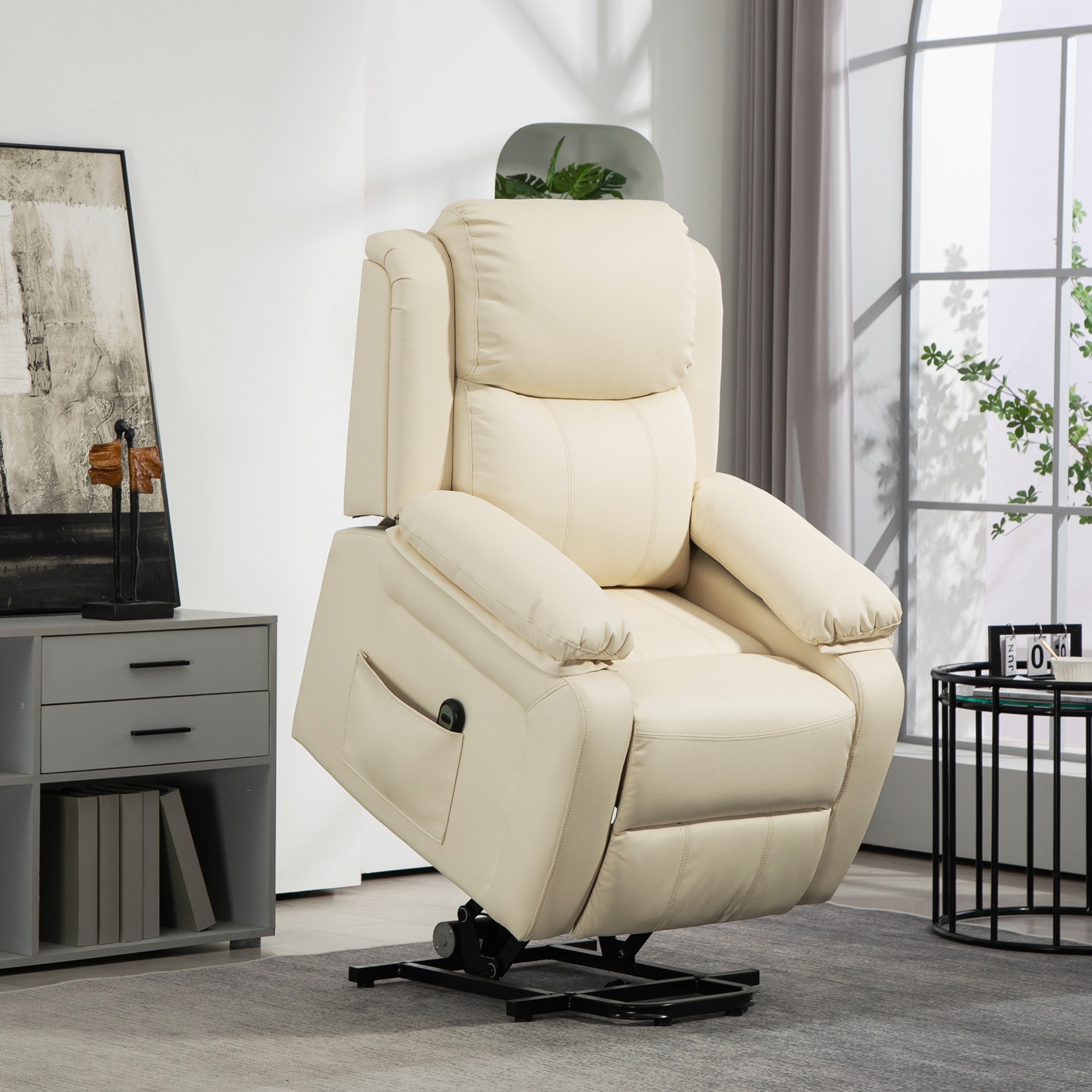 Poltrona lift color crema in una stanza con tavolino, finestra e tappeto grigio.