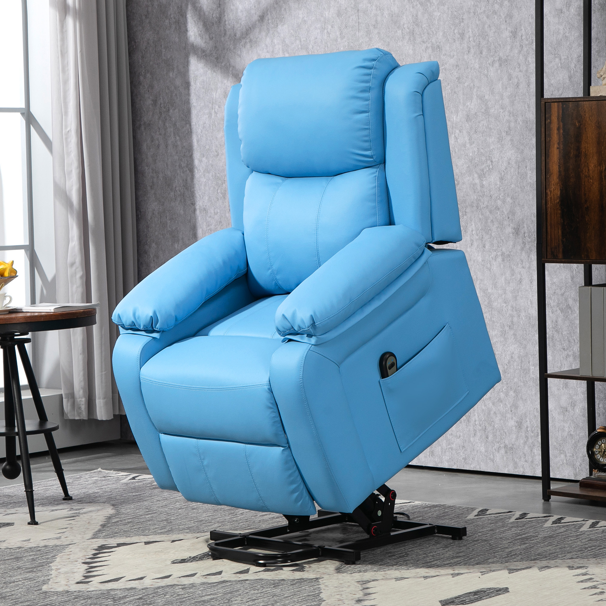 Poltrona reclinabile blu in una stanza. Ha una tasca laterale. La sedia è sollevata.