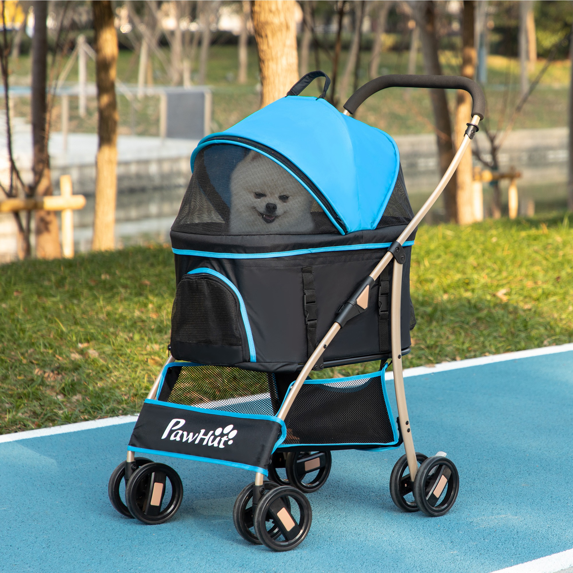Un passeggino per animali blu e nero con un cane che sbuca fuori.
