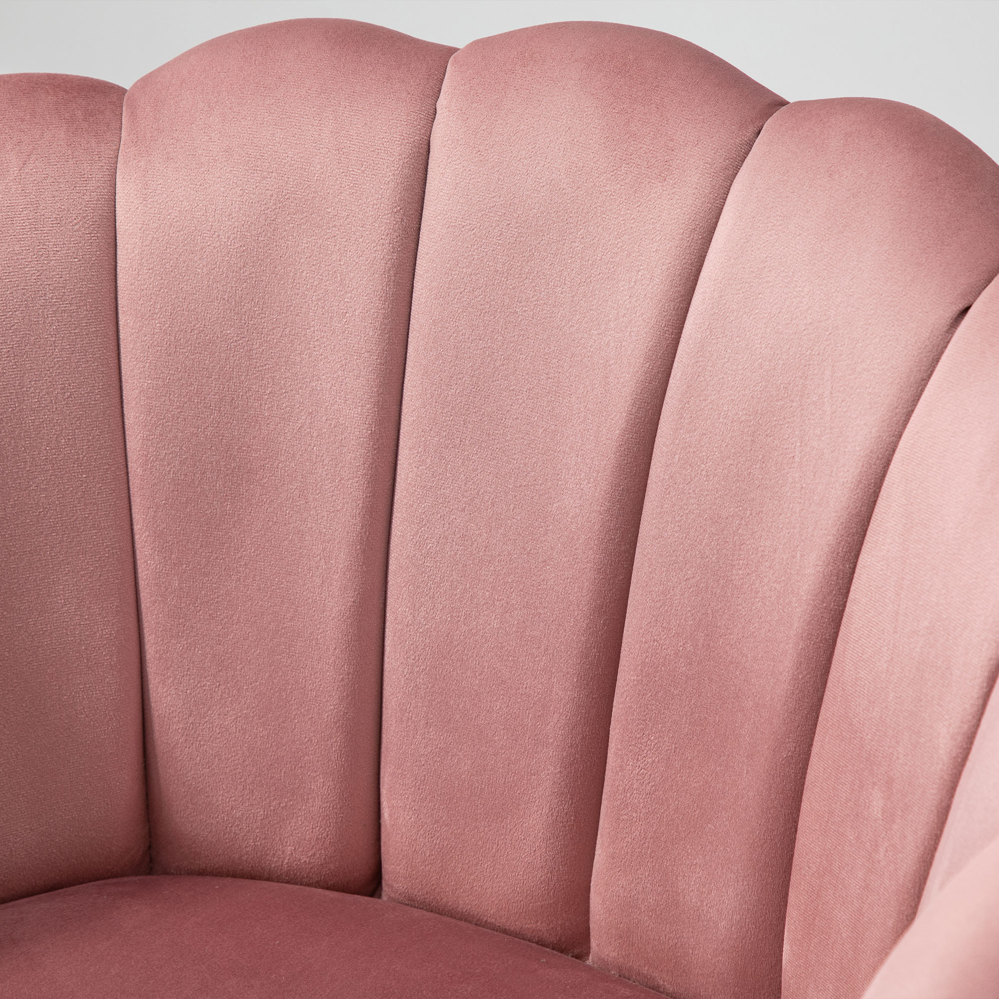 Primo piano di uno schienale rosa a conchiglia.