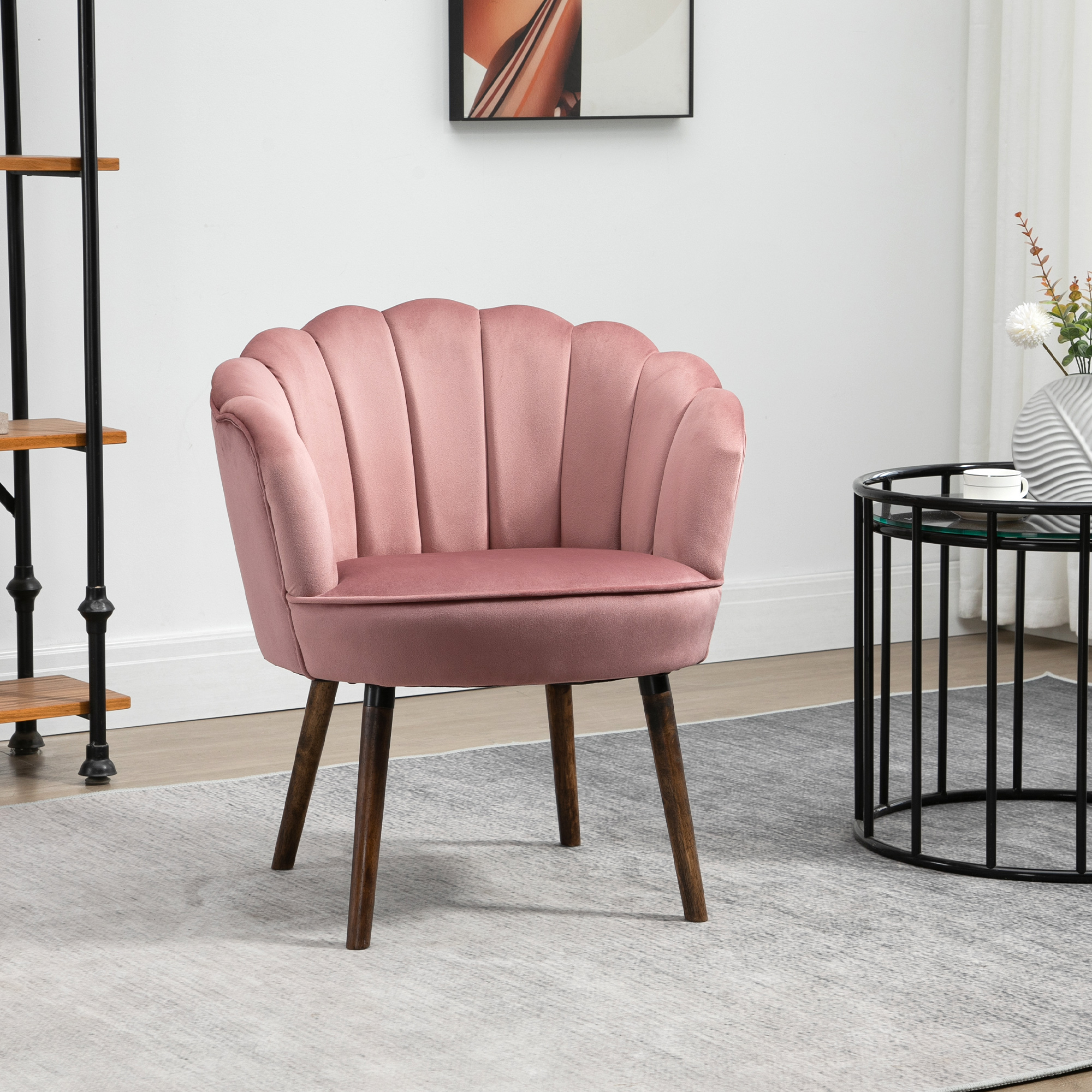 Sedia rosa a forma di conchiglia in velluto su gambe di legno. Sfondo con mensola e tavolo.