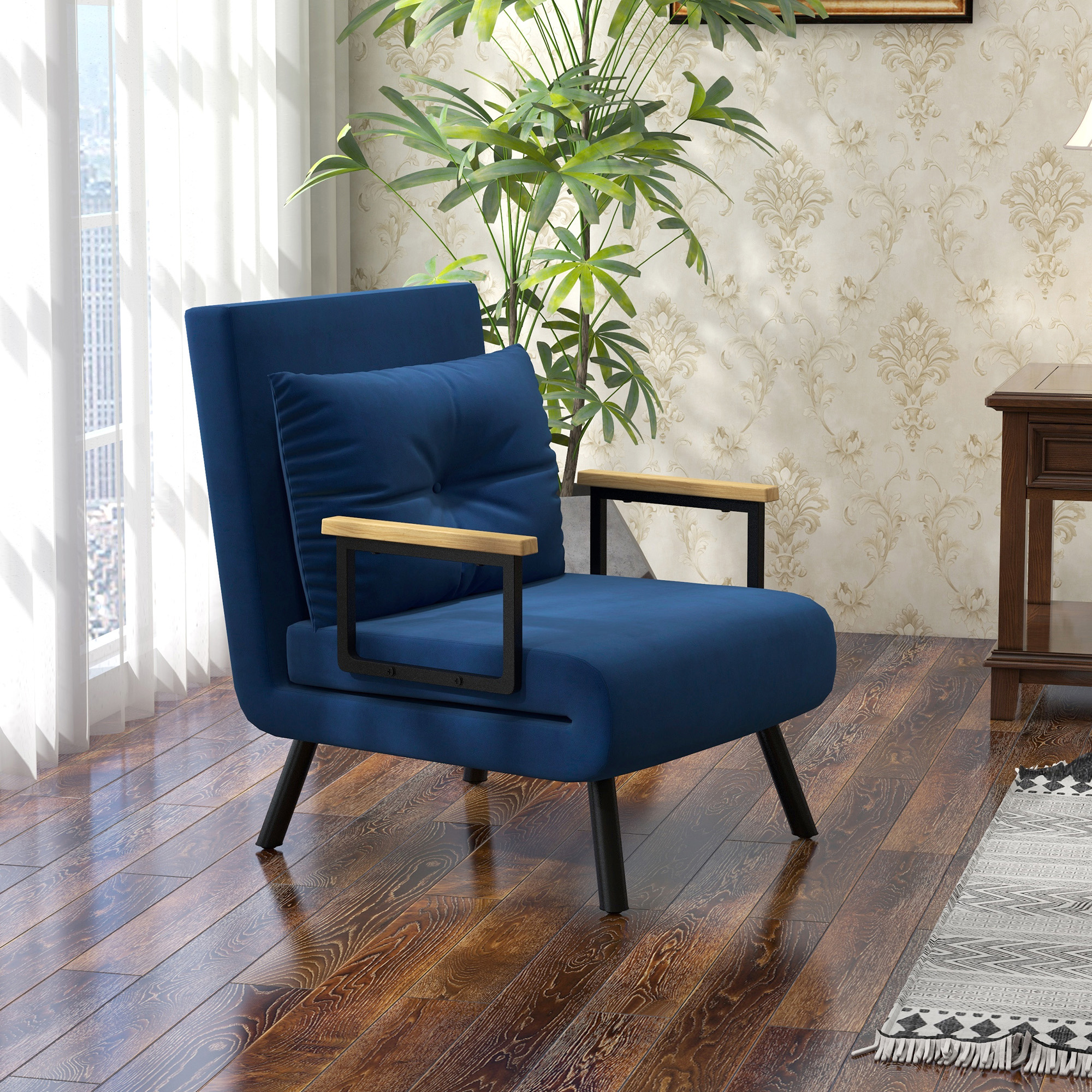 Poltrona blu con cuscino e braccioli in legno. Finestra e pianta sullo sfondo.