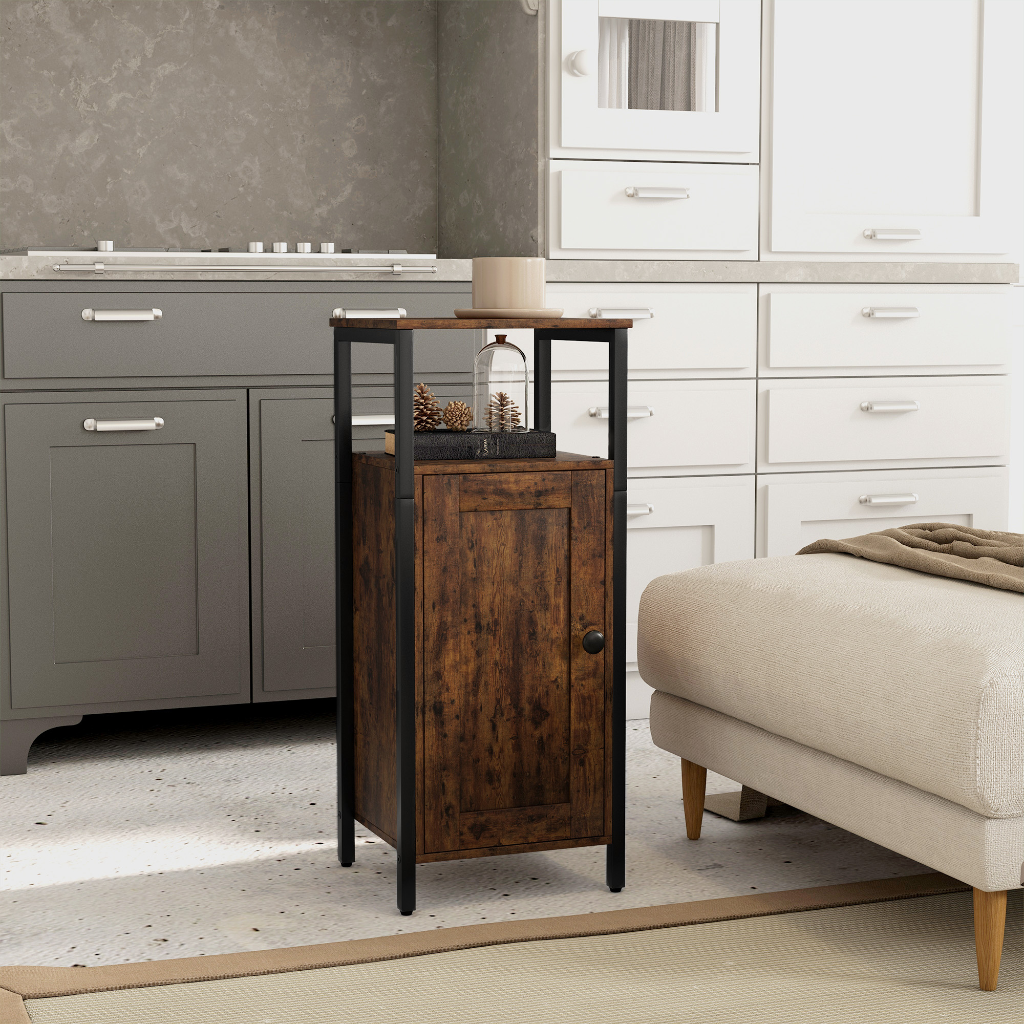 Mobile in legno con cornice nera, su pavimento beige chiaro, in ambiente cucina.
