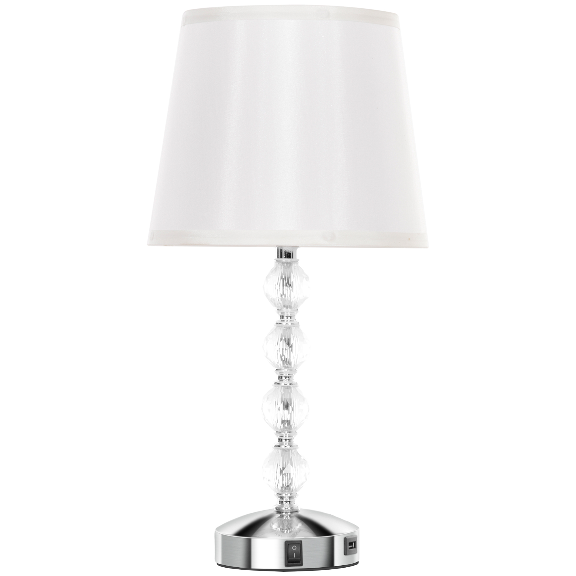 Una lampada bianca con paralume bianco. La base è argentata, con un interruttore on/off rotondo.
