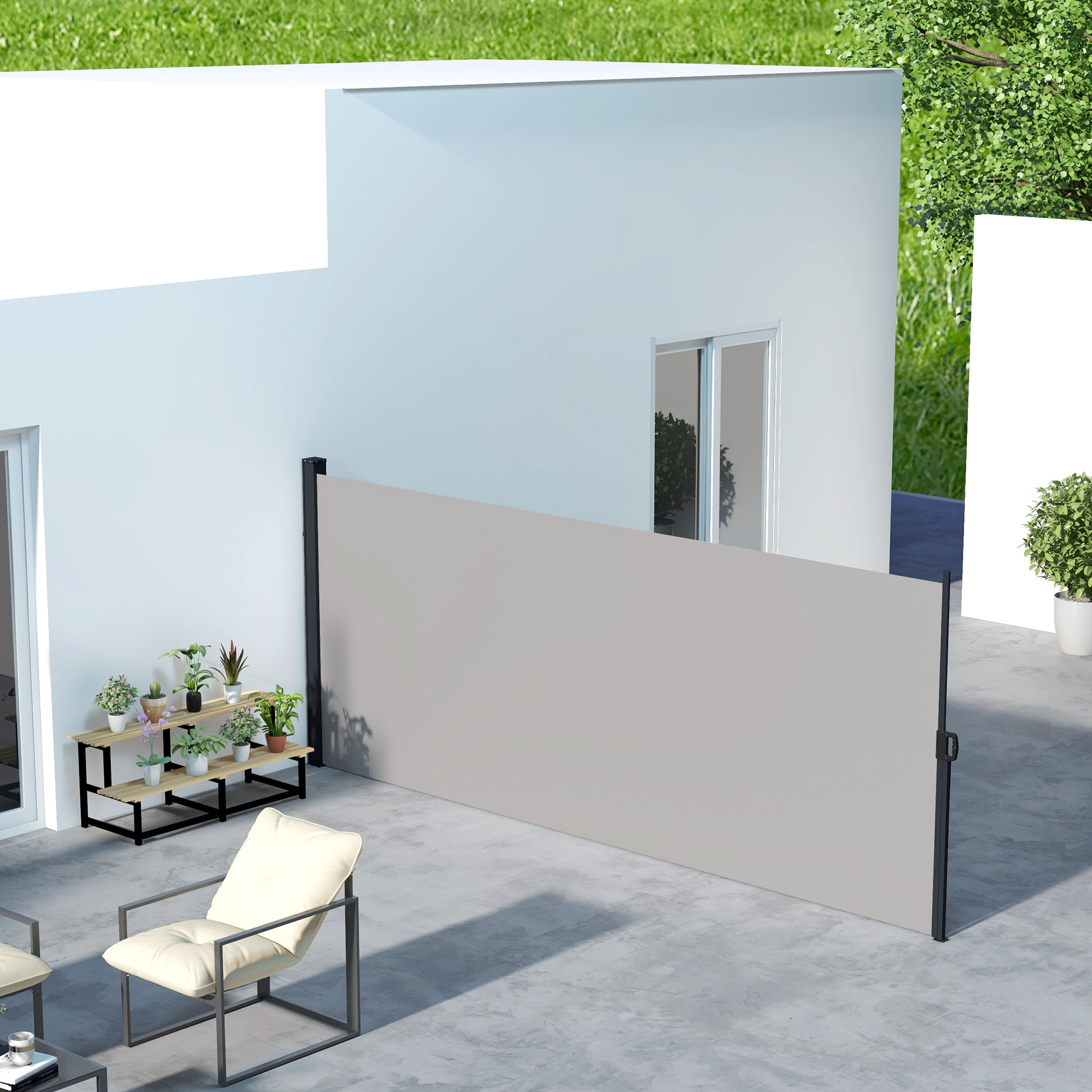 Uno schermo per la privacy grigio si estende da un muro. Ci sono piante e una sedia sul patio.
