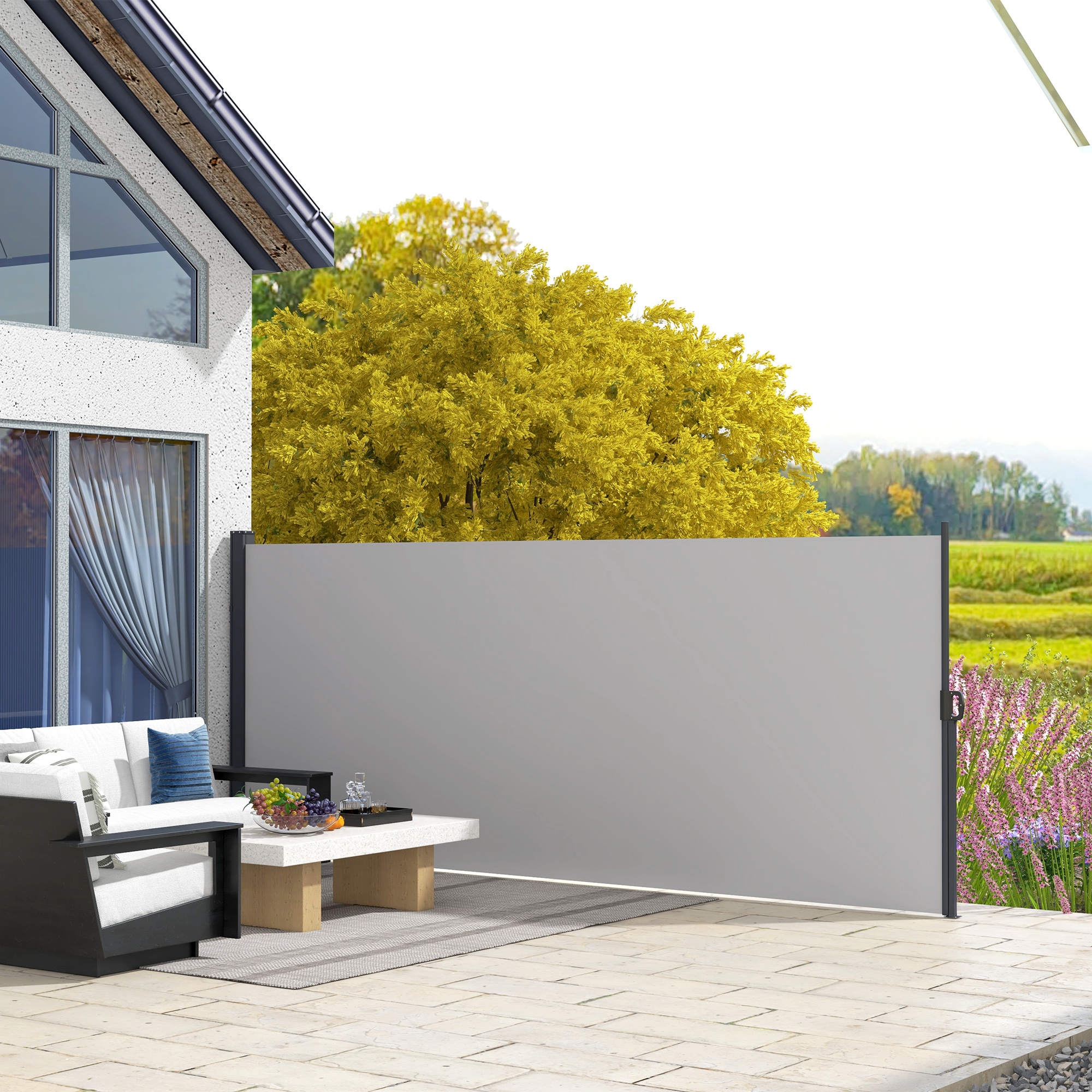 Uno schermo per la privacy grigio si estende. Una casa, un set di sedute e fiori sono sullo sfondo.