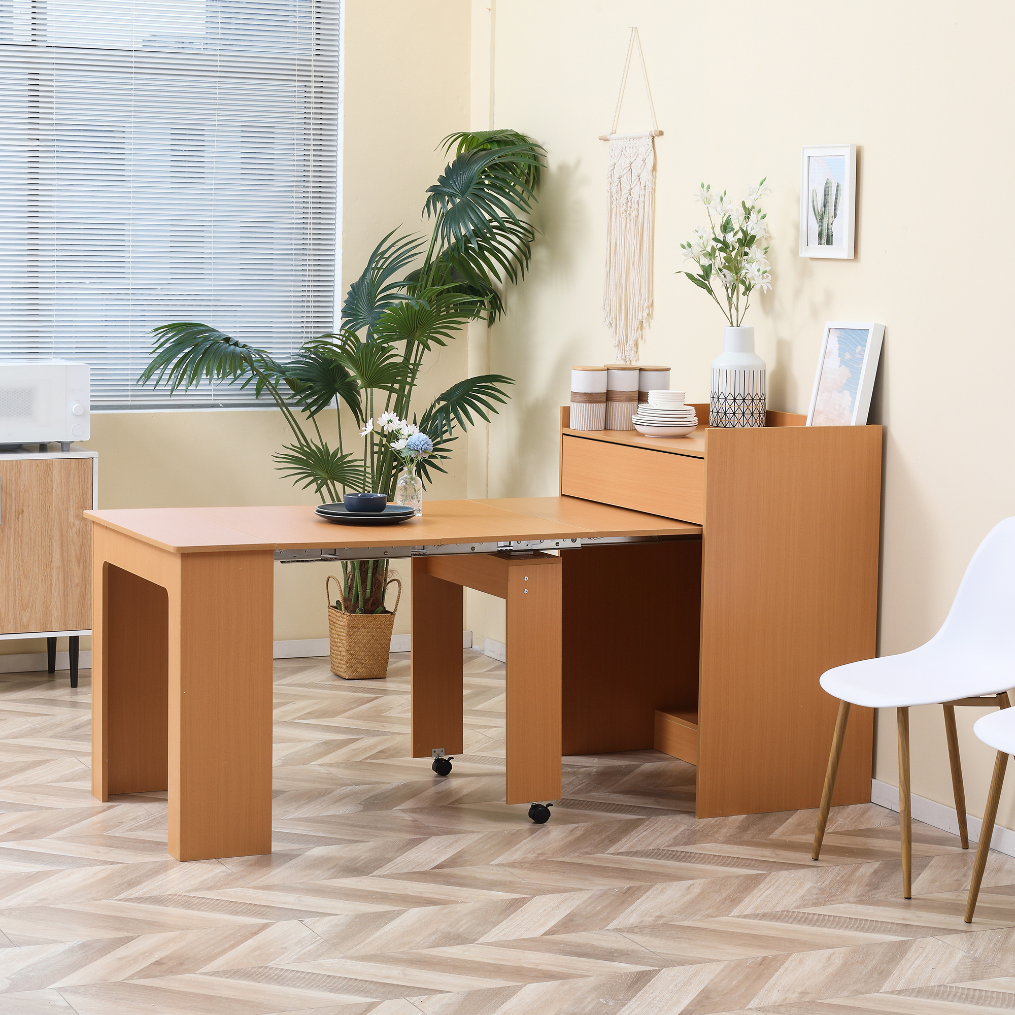 Tavolo in legno con pianta e decorazioni. Una cucina con sedia bianca e pianta.