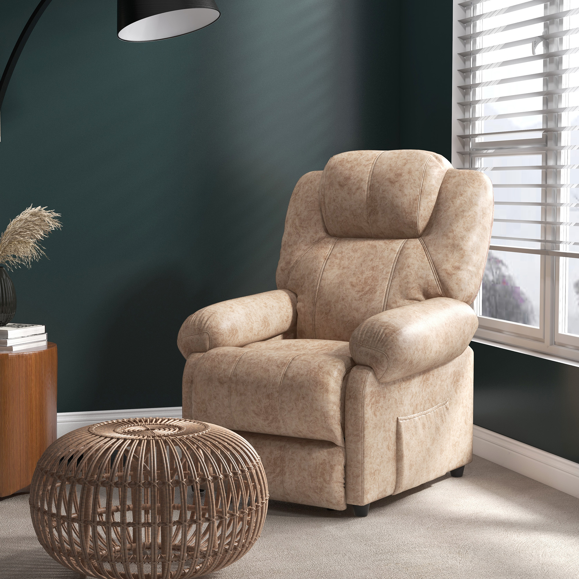 Poltrona reclinabile beige con tavolino e pouf intrecciato.