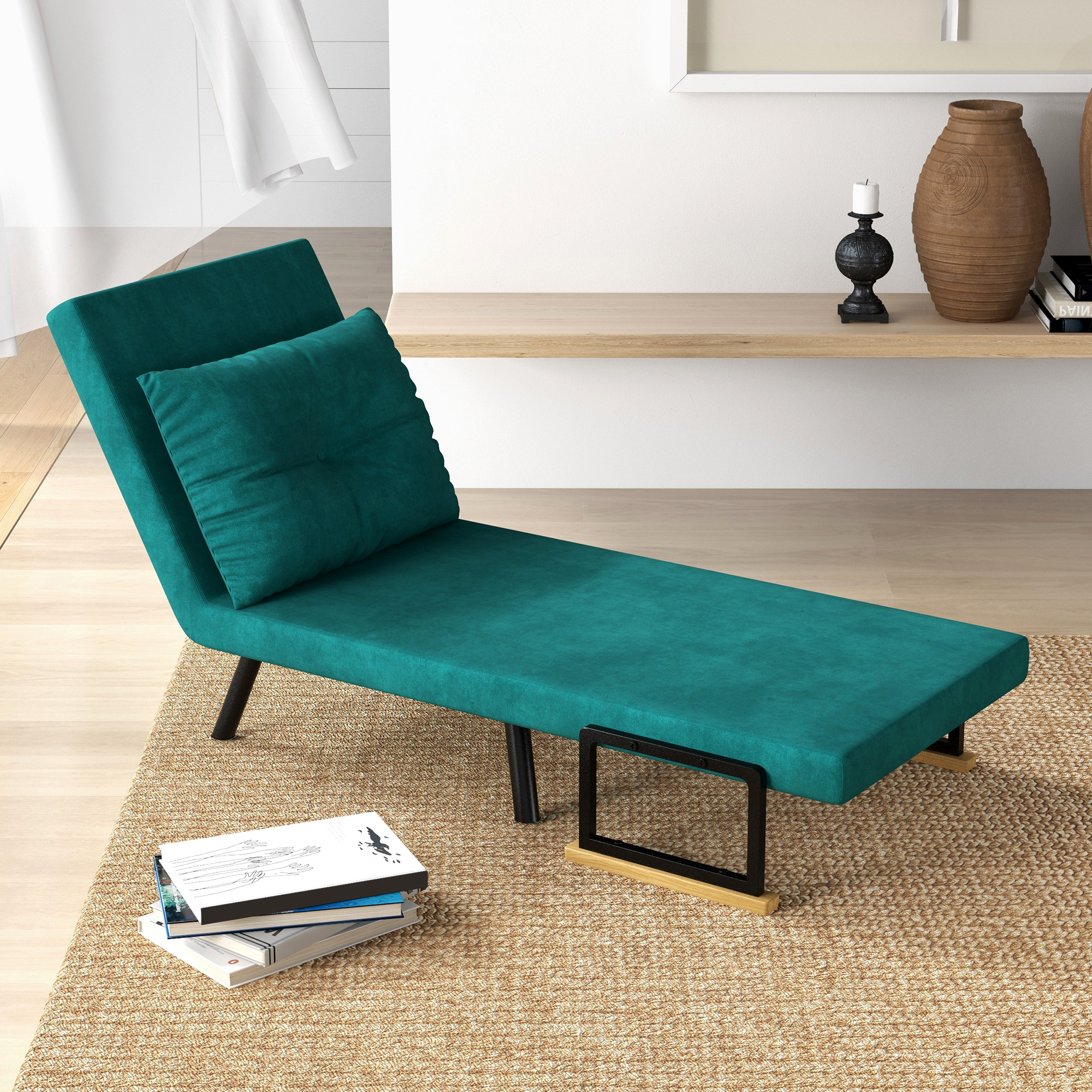 Chaise longue turchese con cuscino su un tappeto. Libri e decorazioni in primo piano.