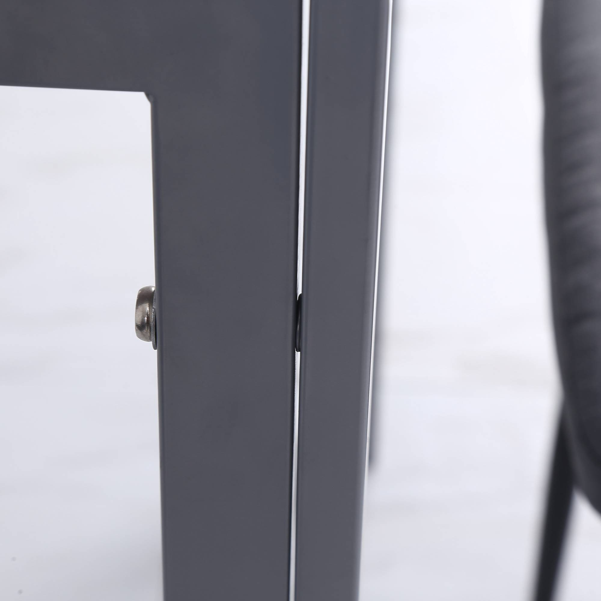 Un primo piano del giunto di un telaio metallico, che mostra il punto di connessione di due parti della struttura.